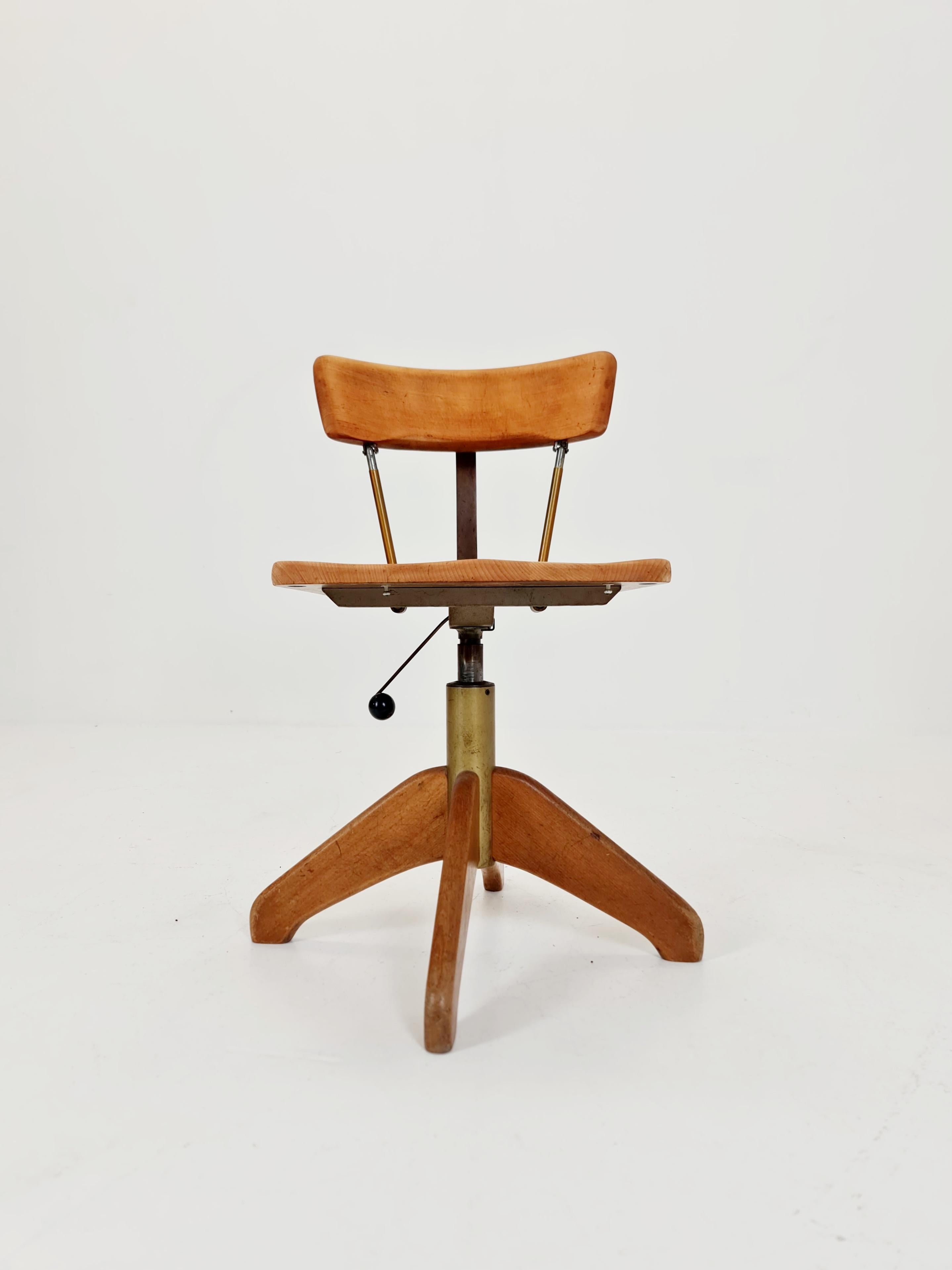 Silla de oficina giratoria Bauhaus de madera maciza Por Stoll Giroflex, años 50 mediados del siglo XX en venta