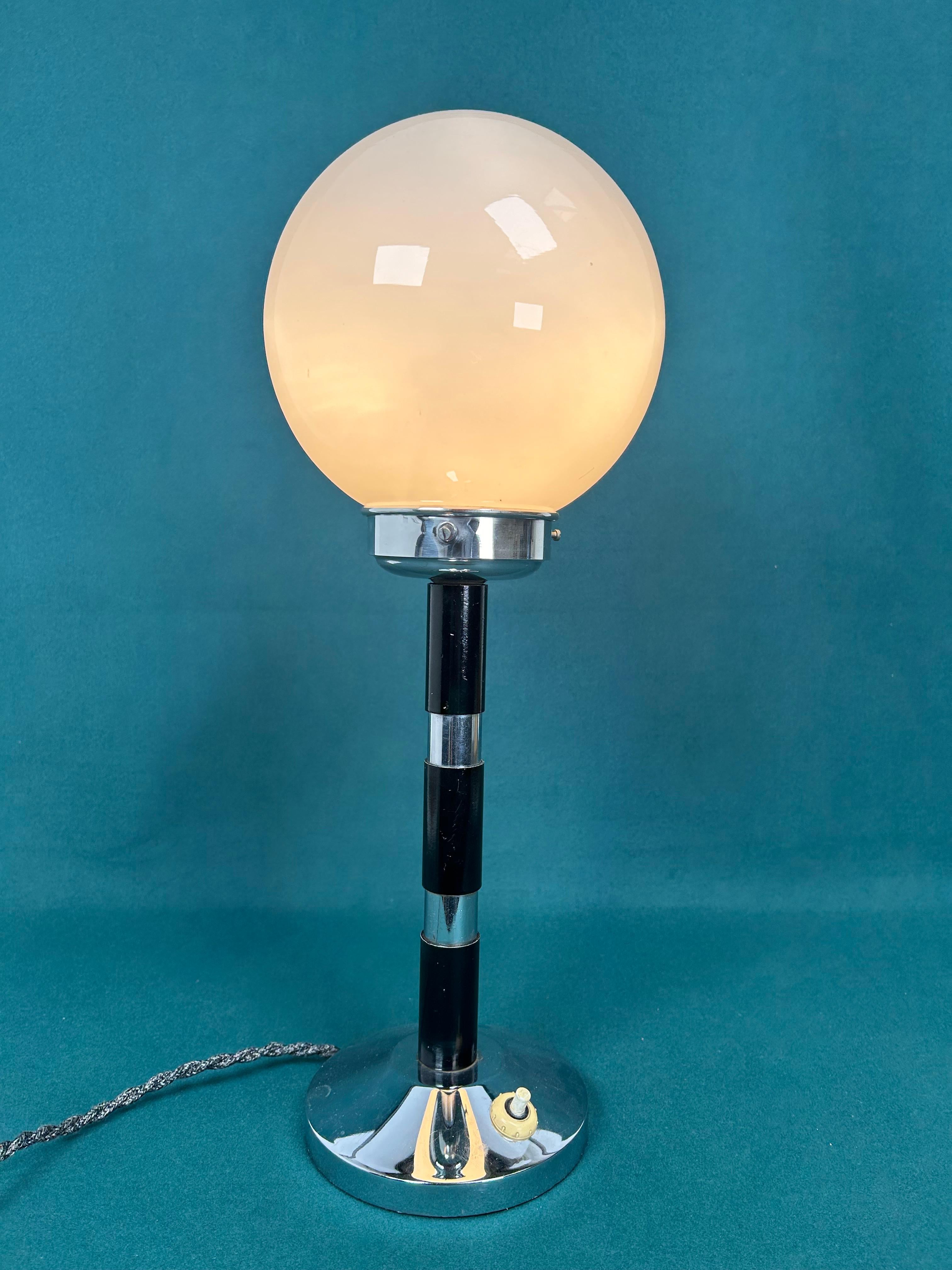 Bauhaus Schreibtischlampe mit weißem Opalglas-Lampenschirm.