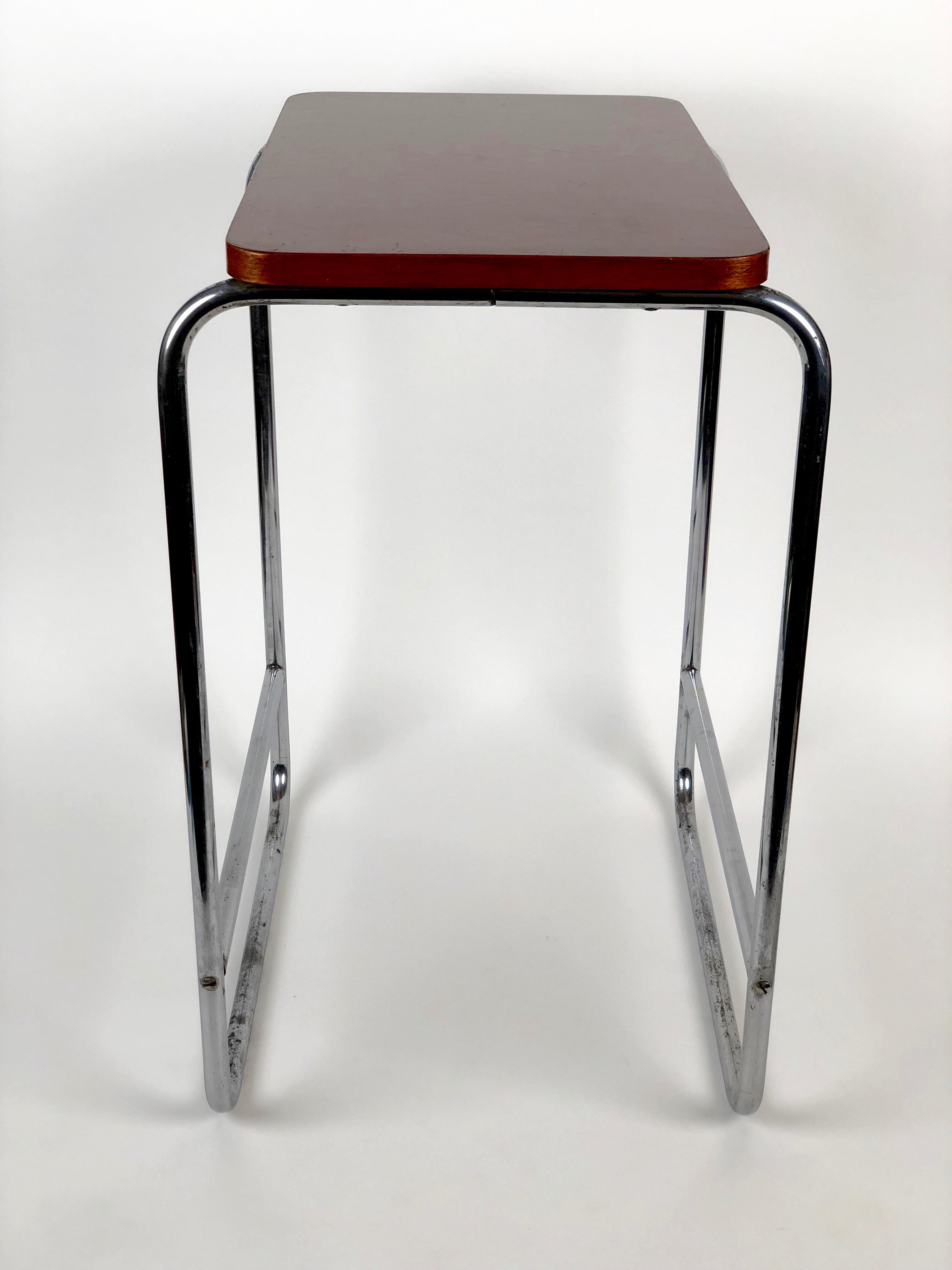 Dieser in den 1930er Jahren hergestellte Tisch besteht aus einem verchromten Stahlrohrgestell und einer Holzplatte mit Bakelitbeschichtung
laminatoberfläche. Das Bakelit ist in sehr gutem Zustand und hat noch seine ursprüngliche, glänzende