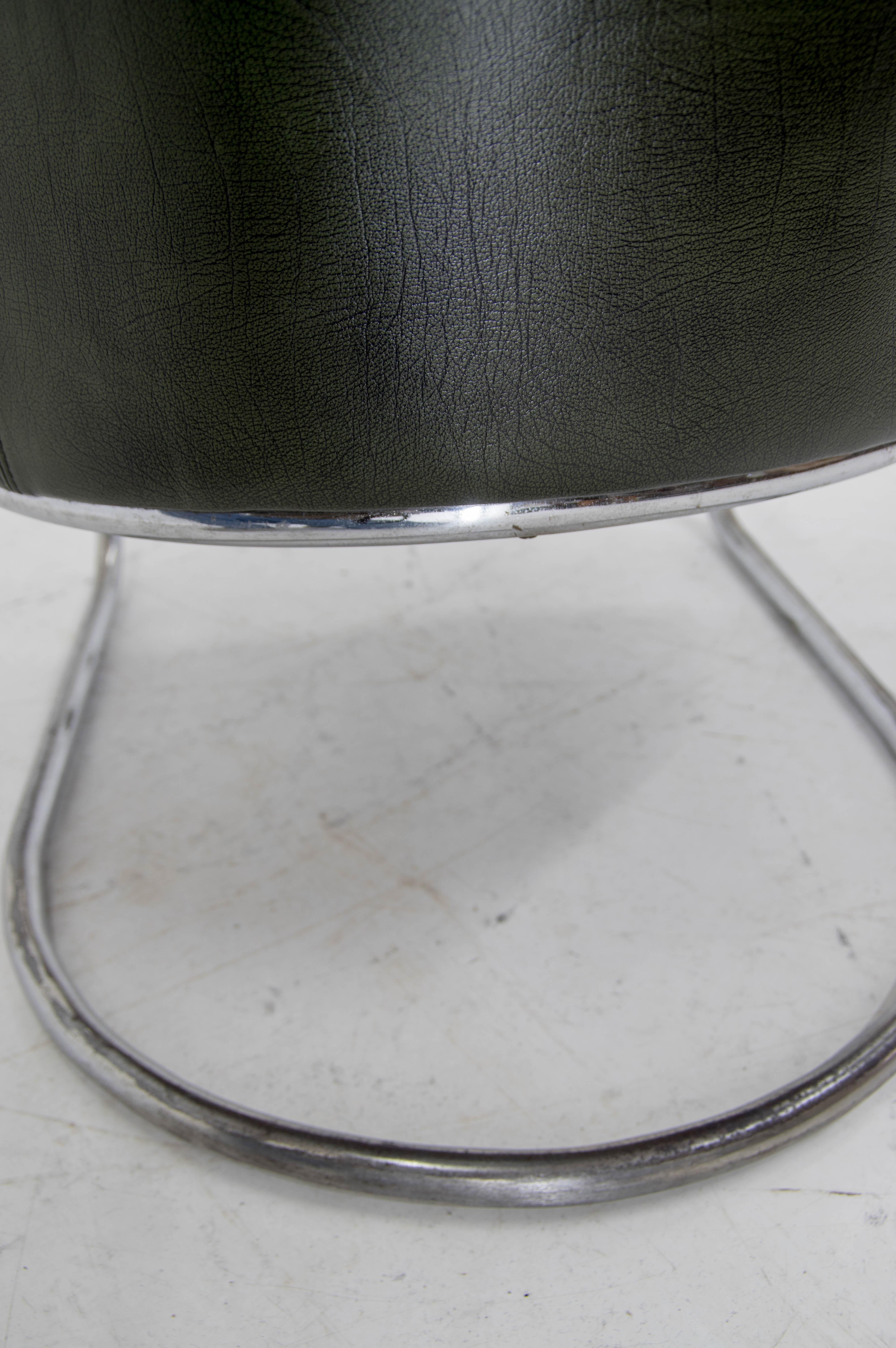 Bauhaus Tubular Armchair in Green Leather, 1920s, Restored For Sale 7