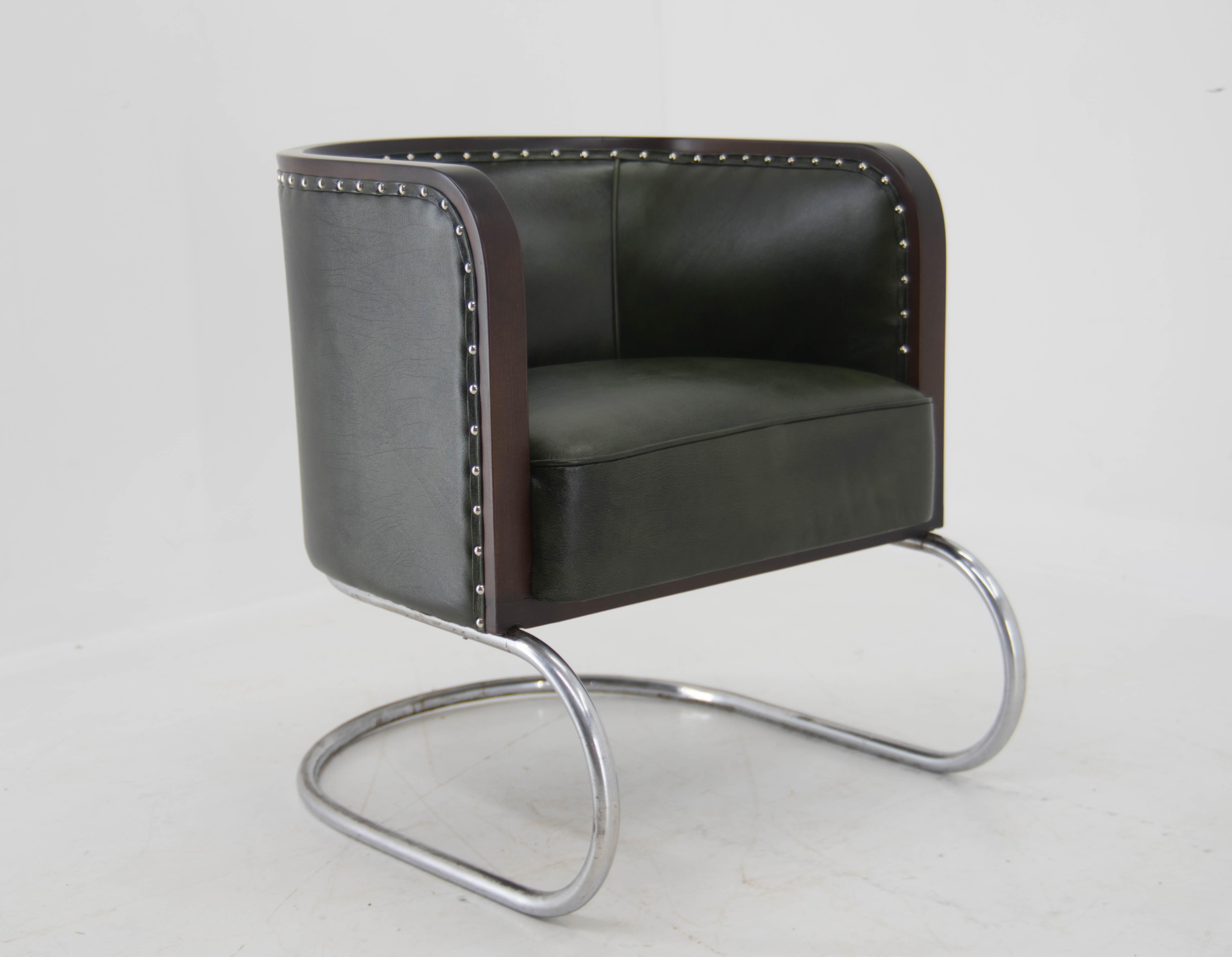 Bauhaus röhrenförmiger Sessel aus grünem Leder,  1920er Jahre, restauriert (Frühes 20. Jahrhundert) im Angebot