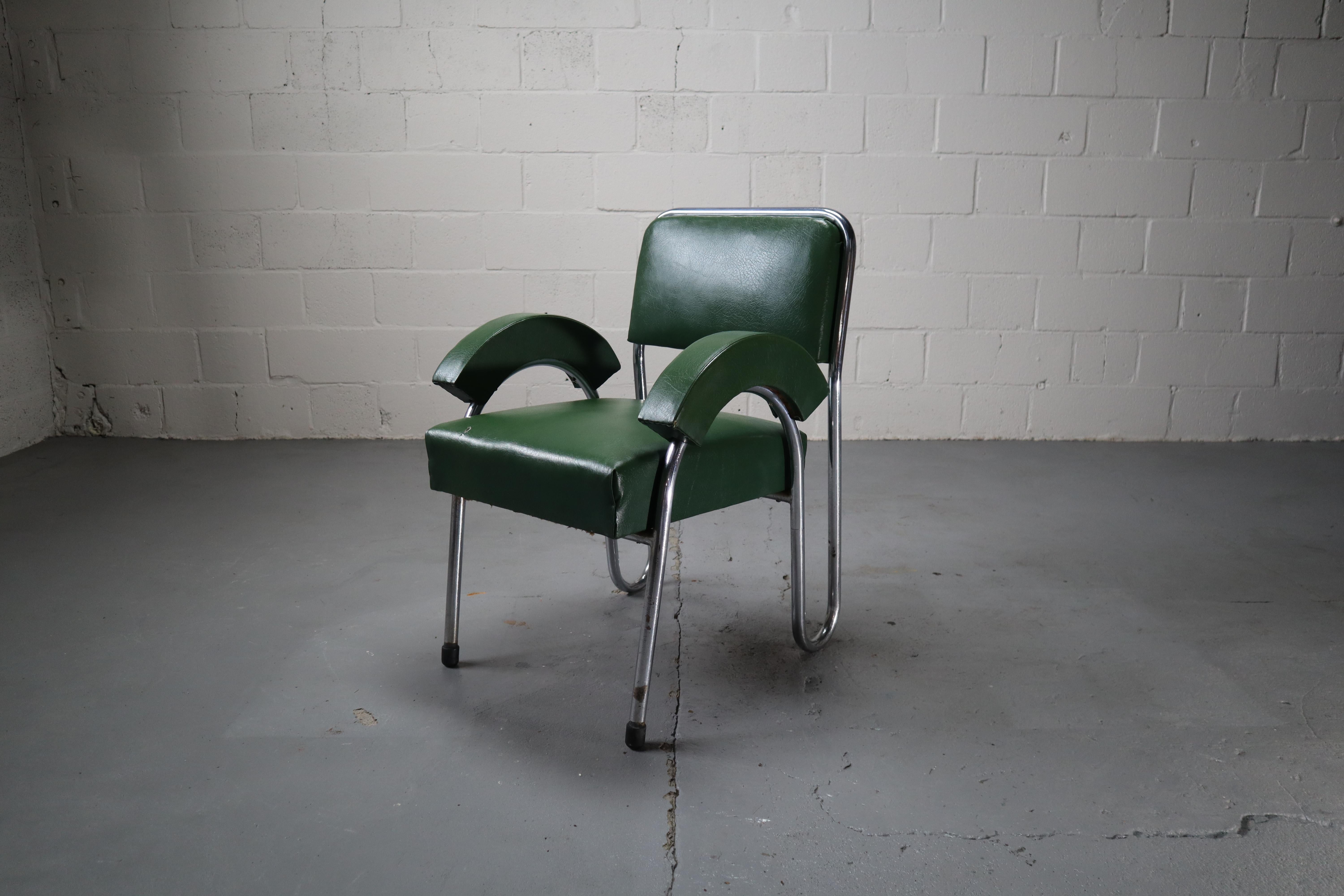 
Bauhaus tubular cantilever chair, 1930's
This modernist chair has a chrome plated tubular frame, sprung seat and is upholstered in green leatherette.
Remarkable detail are the armrests with bulky shape!