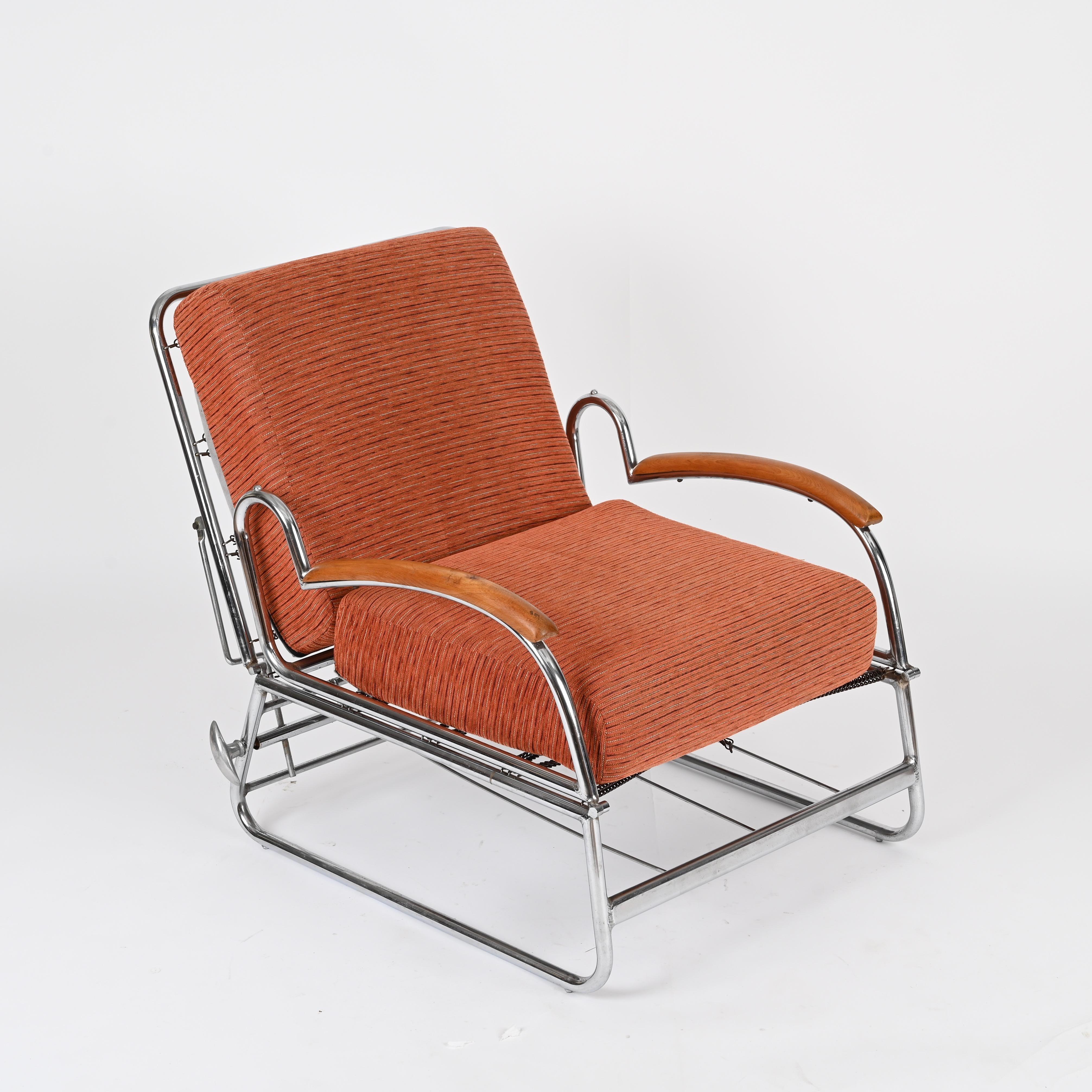 Maravillosa silla-cama regulable Bauhaus de cromo curvado con reposabrazos curvados de nogal macizo y completada con un precioso tapizado de algodón a rayas rojo ladrillo.
Esta pieza increíblemente rara e icónica fue diseñada en Alemania durante la