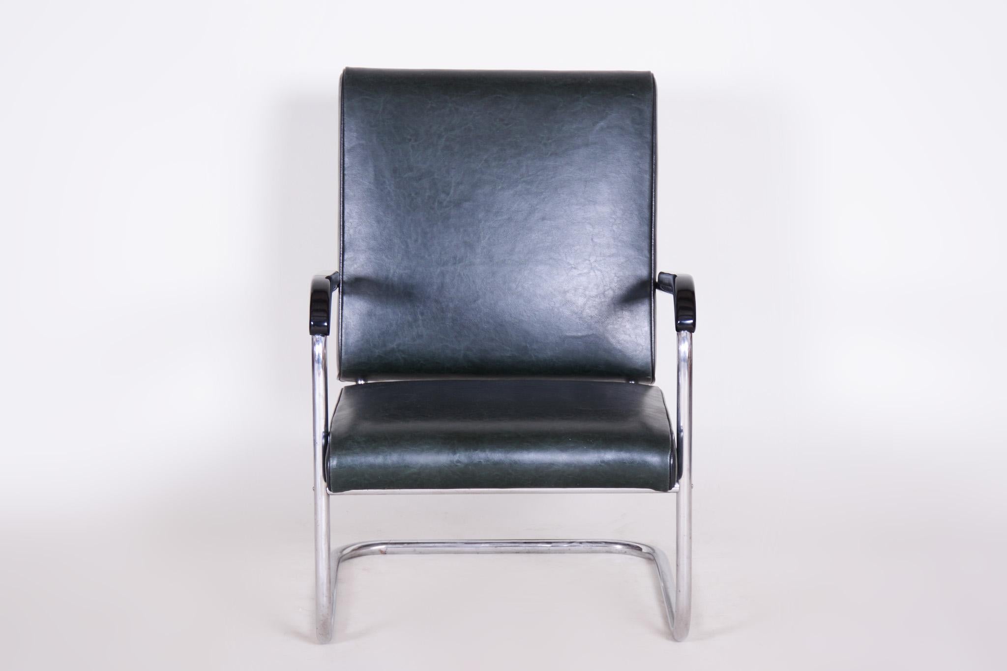 Bauhaus Art Deco armchair.
Completely restored, new upholstery and leather.

Material: Chrome-planted tubular steel and high quality leather
Source: Czechia (Czechoslovakia)
Maker: SAB (ZUKOV after nationalization)
Period: 1930-1939.