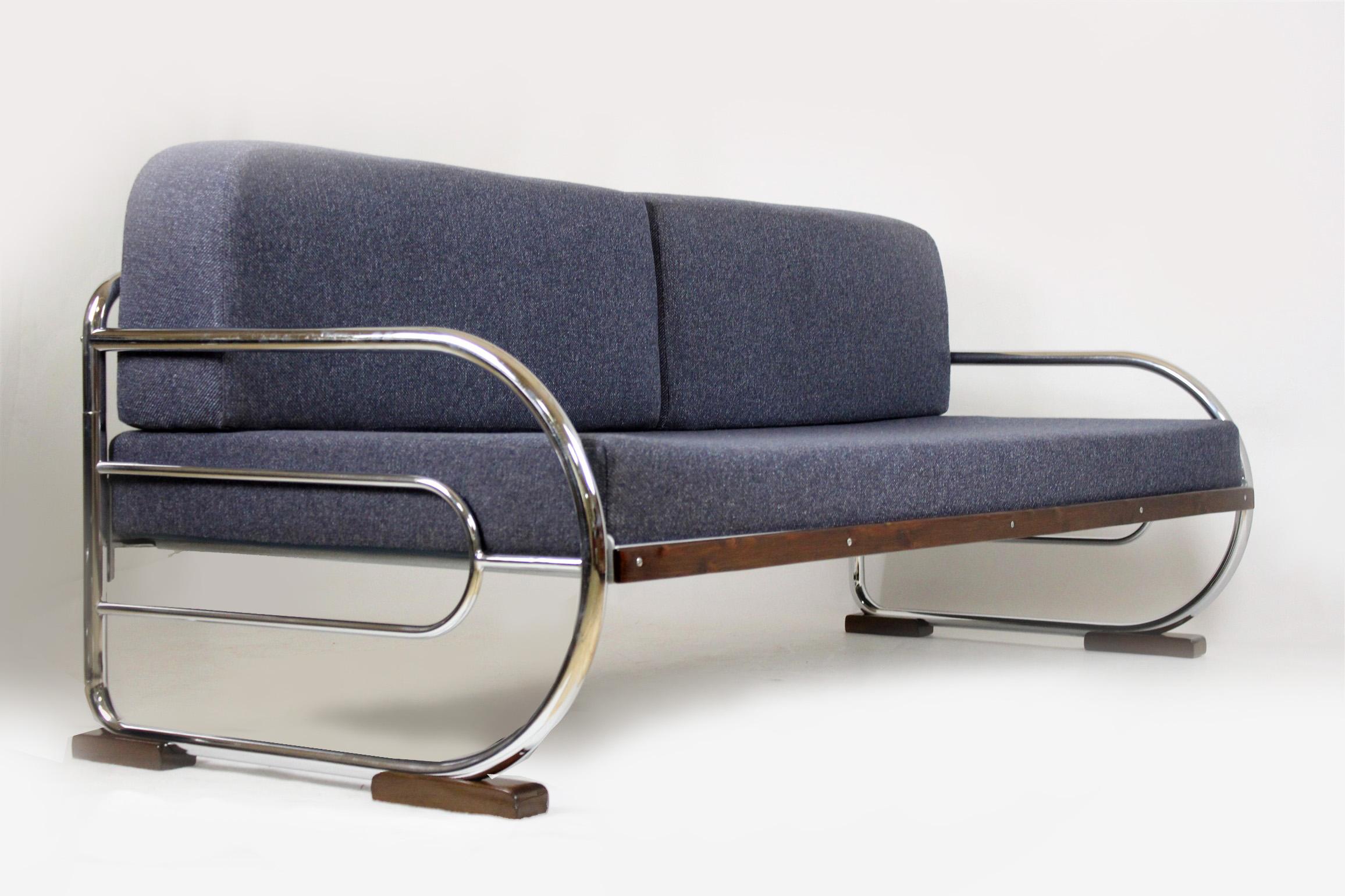 Bauhaus style sofa with a lacquered wood and chrome tubular steel frame. Manufactured by Hynek Gottwald in the 1930s. Brand new mattresses upholstered with fabric that is resistant to dirt and abrasion. Woodwork has been restored, chrome is in its