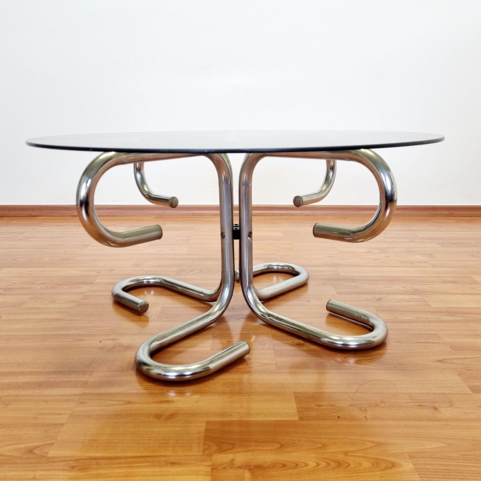 Vintage coffee table in bauhaus style, made in Italy in the 70s.
Attributed to Giotto Stoppino
The smoked glass surface shows some minor signs of use. In general in very good vintage condition.

Dimensions:
h 35 cm
d 70 cm
base d 64 cm