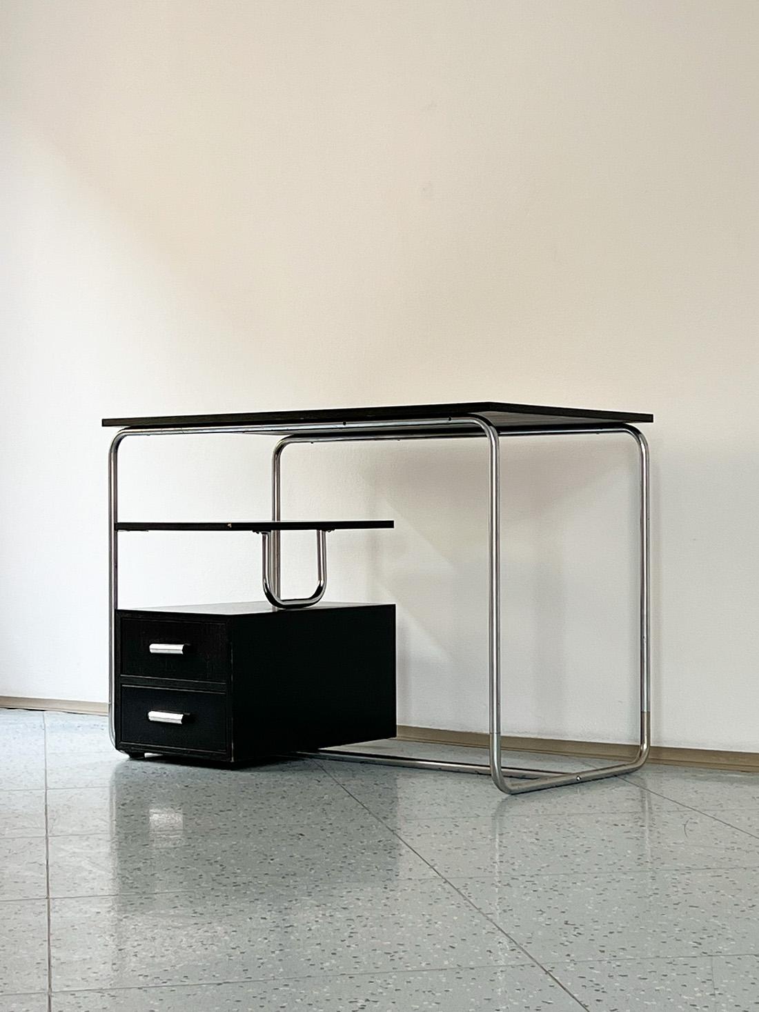 Bauhaus tubular steel and wood desk, made in Germany, 1930s.

Date of manufacture: 1930s
Origin: Germany
Material: Chrome-plated steel, Wood
Dimensions: H 78 cm x W 108 cm x D 58 cm
Condition: In original condition, with patina consistent with age