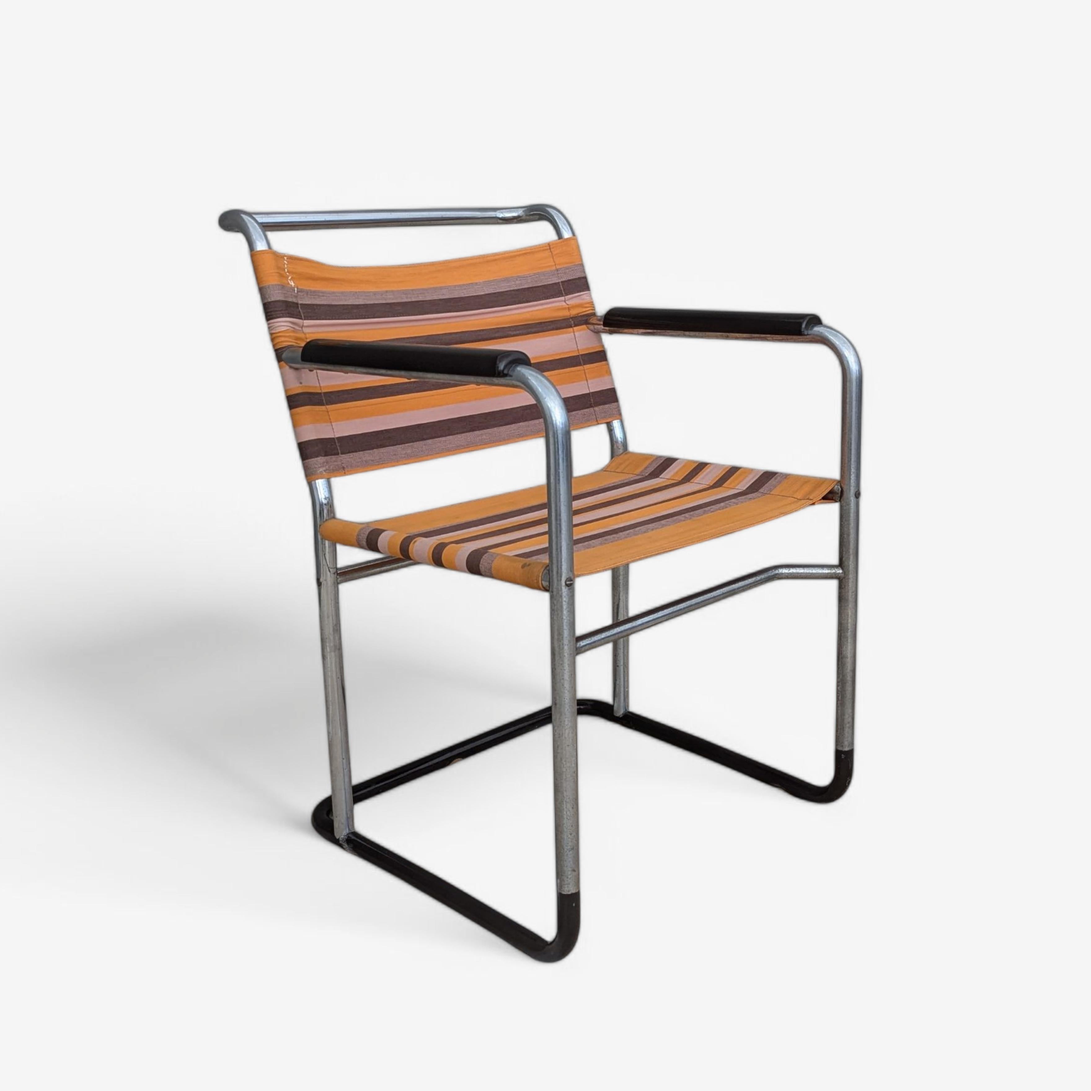 Bauhaus-Stahlrohrsessel, entworfen von František Langer und hergestellt von SAB Prag in der ehemaligen Tschechoslowakei in den 1930er Jahren unter der Katalognummer 523. Diese seltene Outdoor-Variante hat braun lackierte Bodenrohre und einen