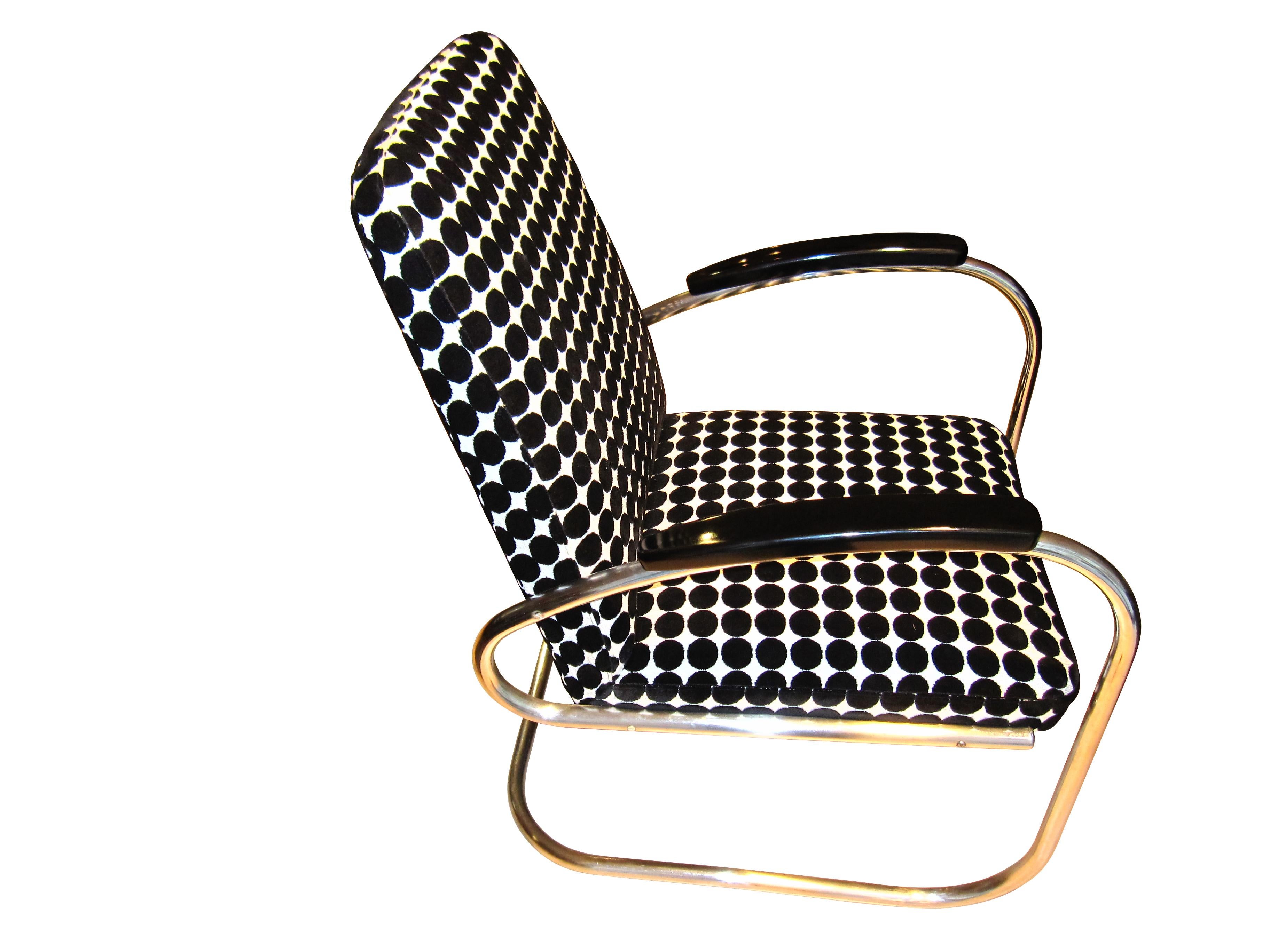 Very comfortable Bauhaus tubular steel chair from Germany of the 1920s.

The tubular frame has been chrome-plated. The armrests are ebonized. 

For the upholstery fabric, 