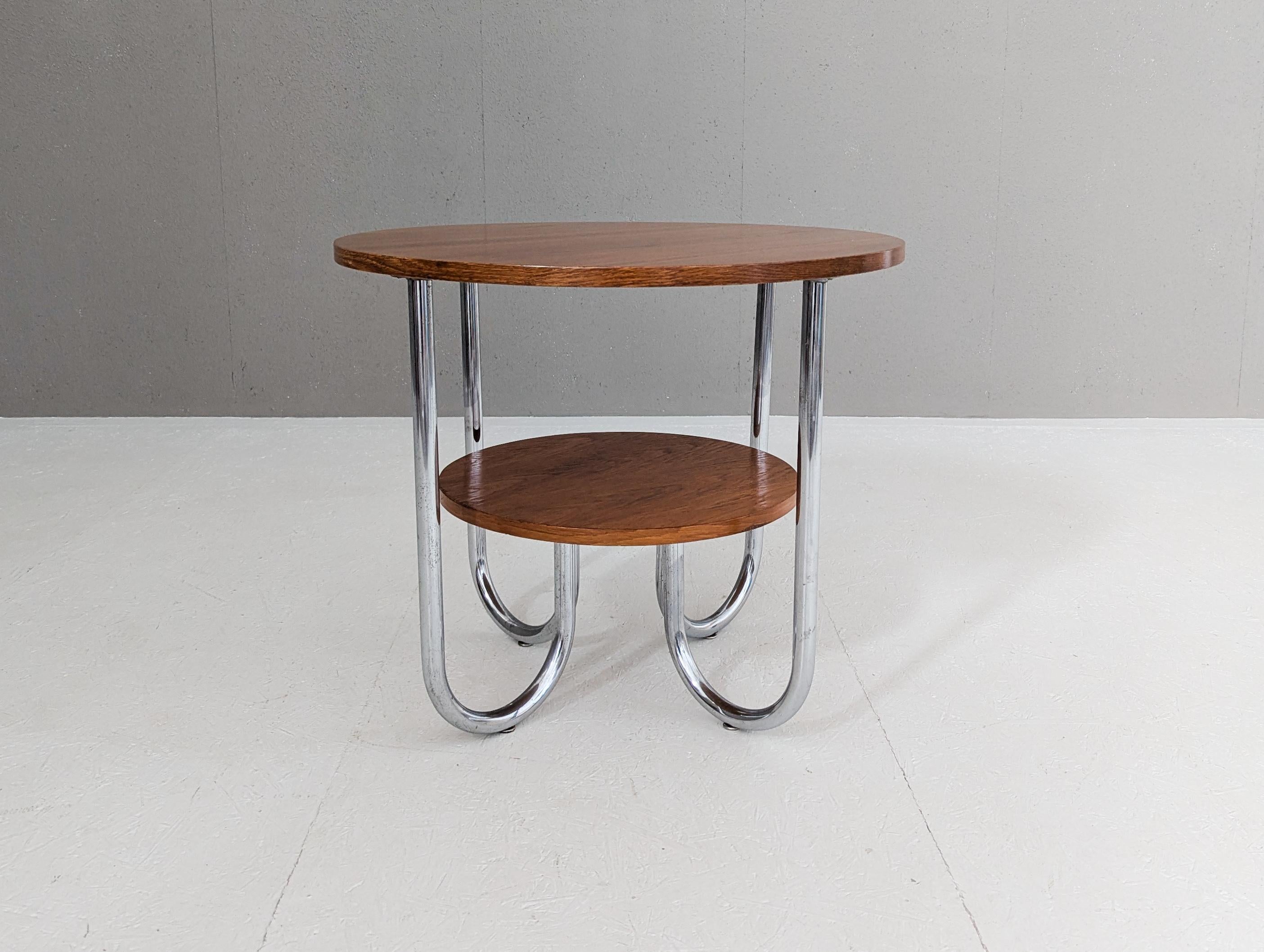 Une authentique table basse de l'époque du Bauhaus, conçue par l'architecte tchèque Karel E. Ort et produite par Gottwald à Prague dans les années 1930. Catalogué sous le numéro Fb54, ce design reflète la précision et la clarté du premier