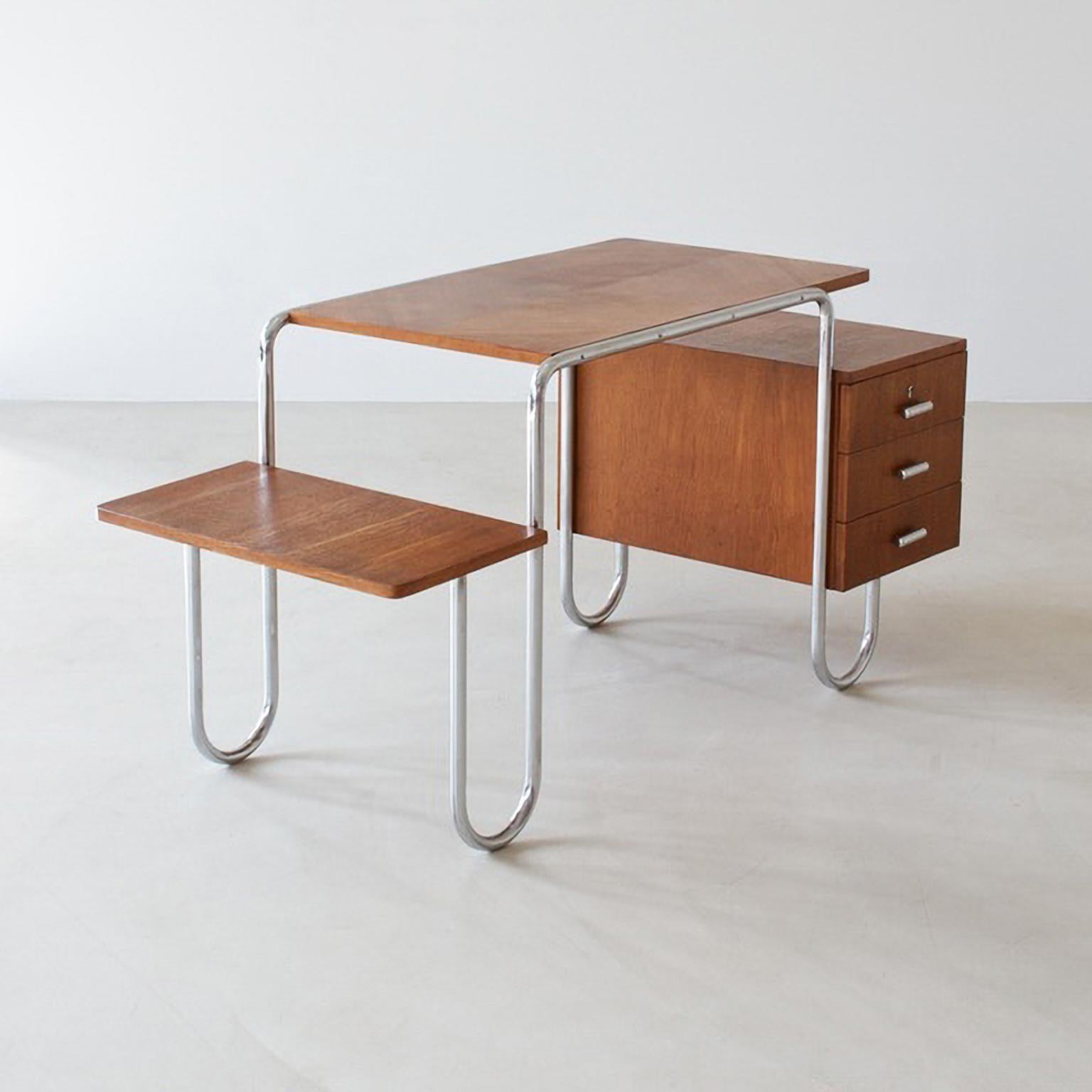 Bauhaus-Schreibtisch aus Stahlrohr, entworfen von André Lurçat und wahrscheinlich von Thonet hergestellt. Verchromtes Stahlrohr, gebeiztes Eichenfurnier, um 1930