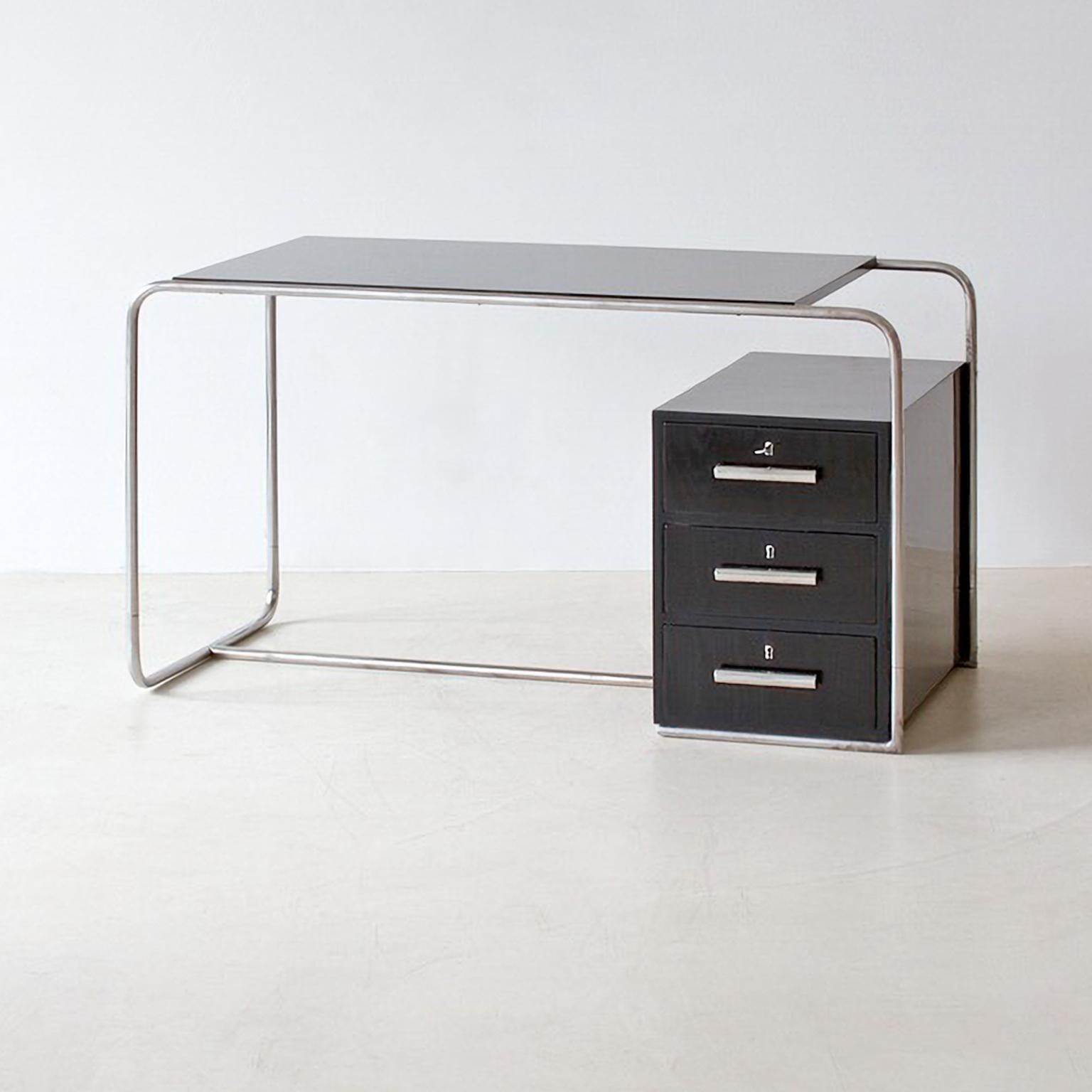 Bauhaus Tubular Steel Desk, Chrome Plated Metal, Stained Wood, Germany, c. 1930 In Good Condition In Berlin, DE