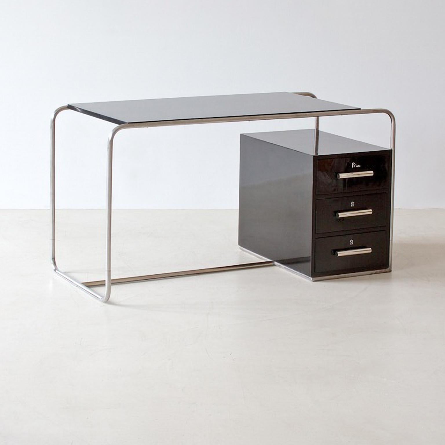 Bauhaus Tubular Steel Desk, Chrome Plated Metal, Stained Wood, Germany, c. 1930 In Good Condition For Sale In Berlin, DE