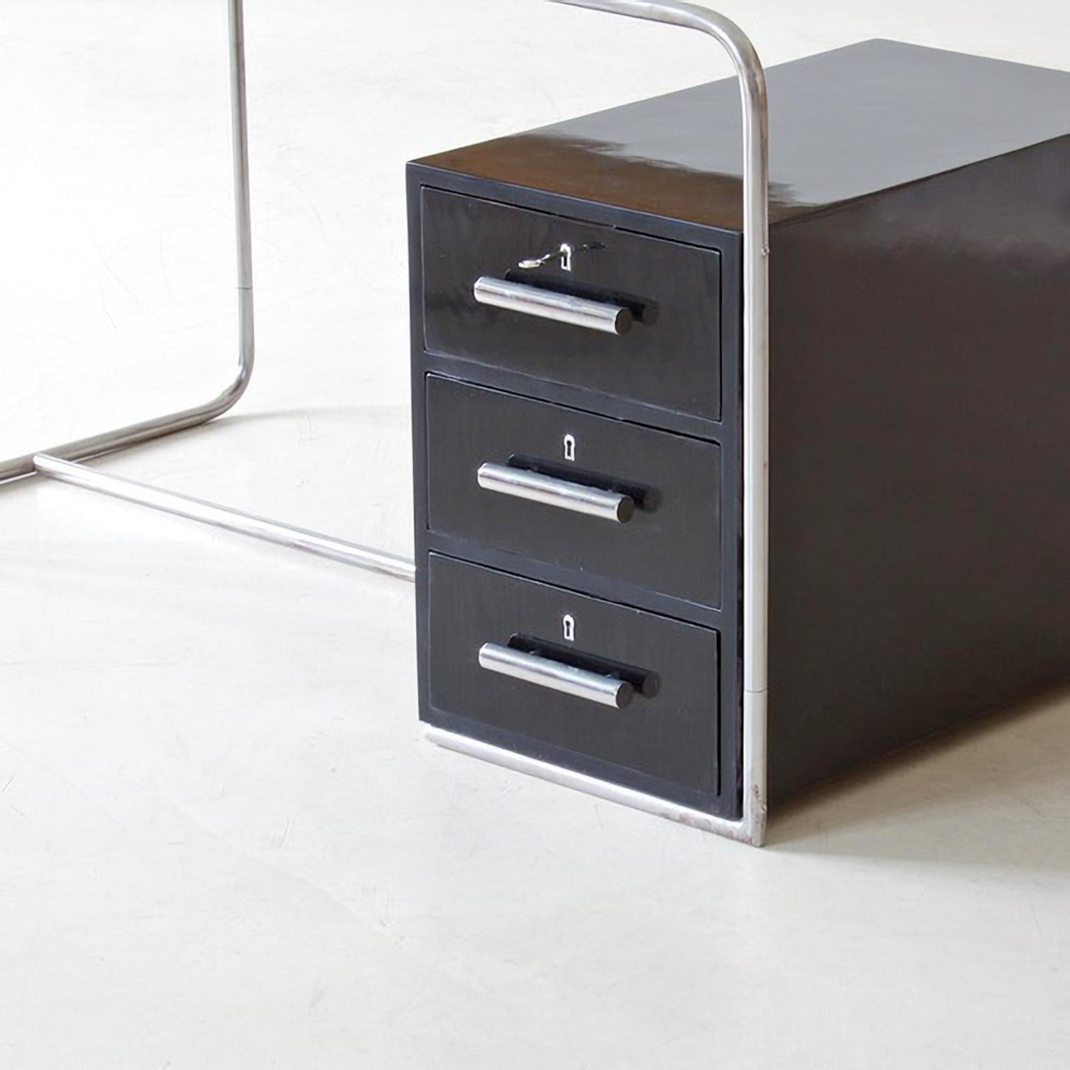 Mid-20th Century Bauhaus Tubular Steel Desk, Chrome Plated Metal, Stained Wood, Germany, c. 1930 For Sale