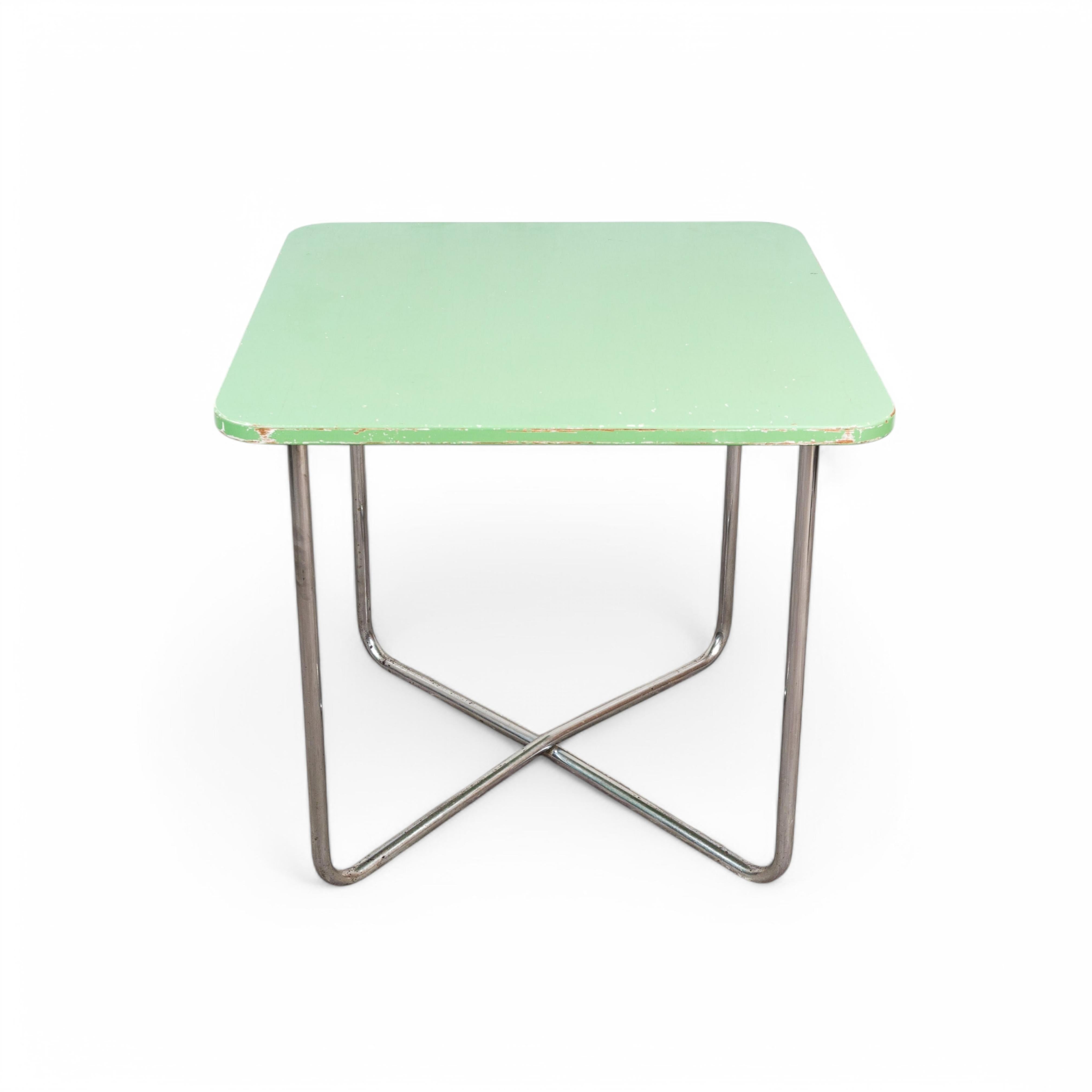 Table de salle à manger moderniste en acier tubulaire, fabriquée par Vichr & Co. dans l'ancienne Tchécoslovaquie au cours des années 1930. Fabriquée en acier tubulaire chromé avec un plateau en bois laqué vert clair, la table est en bon état