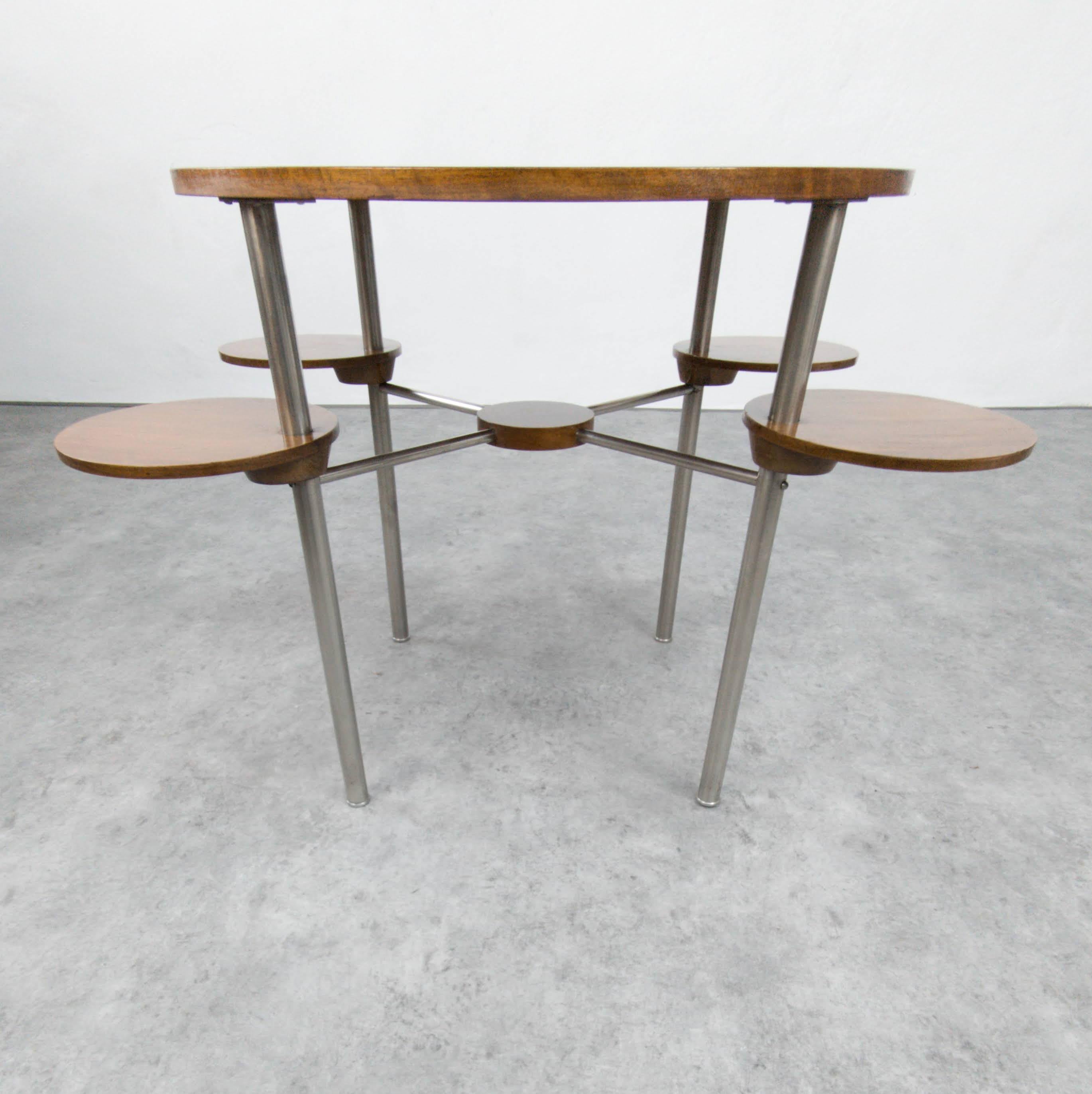 Bauhaus-Spieltisch aus Stahlrohr von Jindřich Halabala  (Mitte des 20. Jahrhunderts) im Angebot