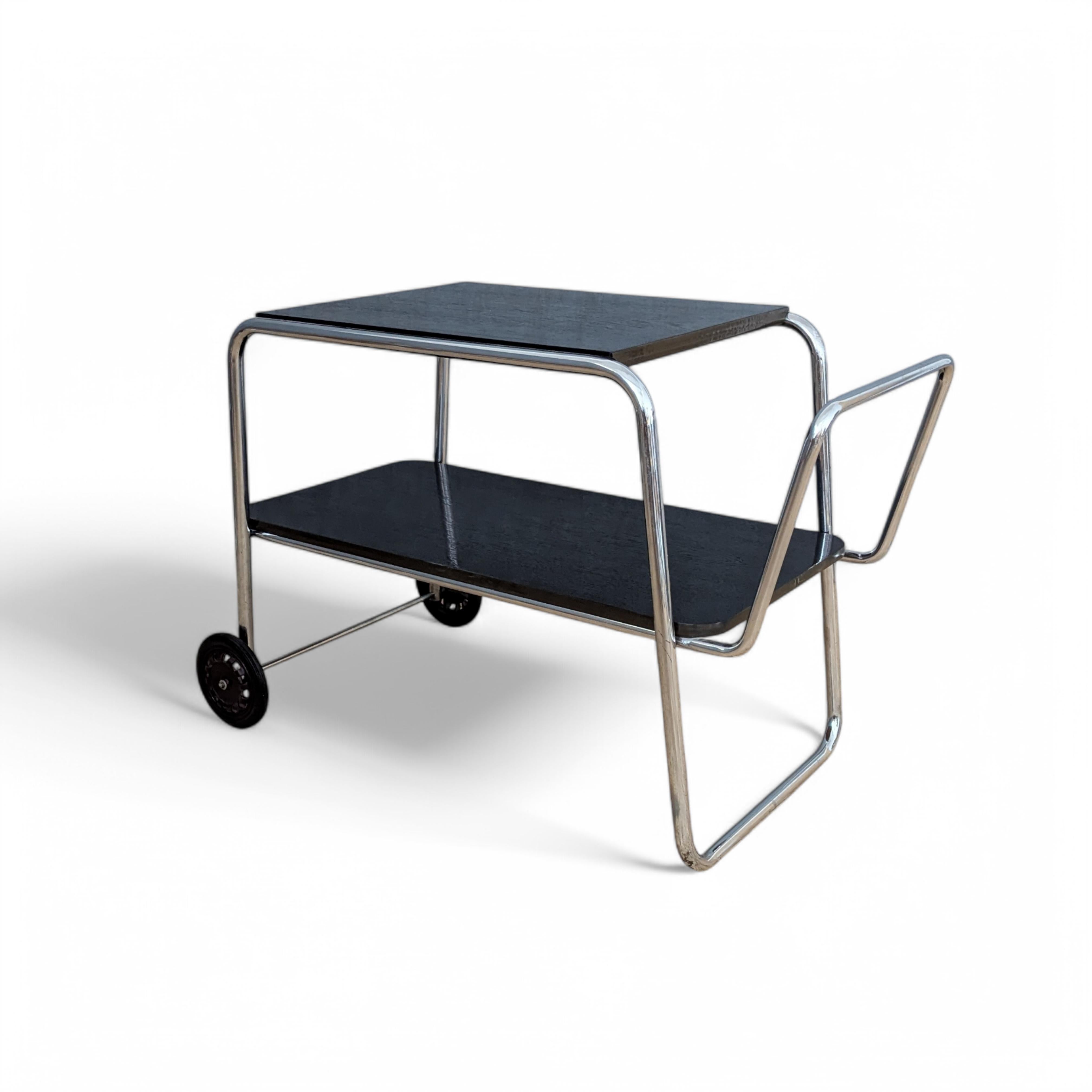 Chariot de bar/de service en acier tubulaire de style Bauhaus, conçu par Robert Steele, Tchécoslovaquie, années 1930. Fabriqué par Kovona à la fin des années 1940. Kovona a été créée en 1948 en tant que société faîtière pour les usines