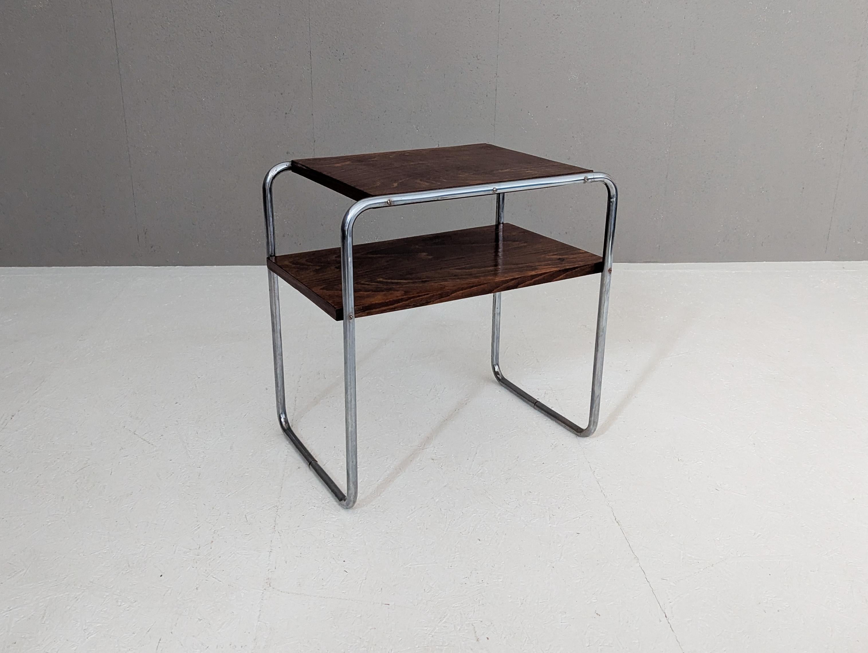 Un exemple précoce de la table d'appoint Bauhaus, modèle B 12, conçue à l'origine par Marcel Breuer en 1928 et fabriquée vers 1930 sous licence Thonet par Robert Slezák dans l'ancienne Tchécoslovaquie.

Cette table emblématique à deux niveaux est