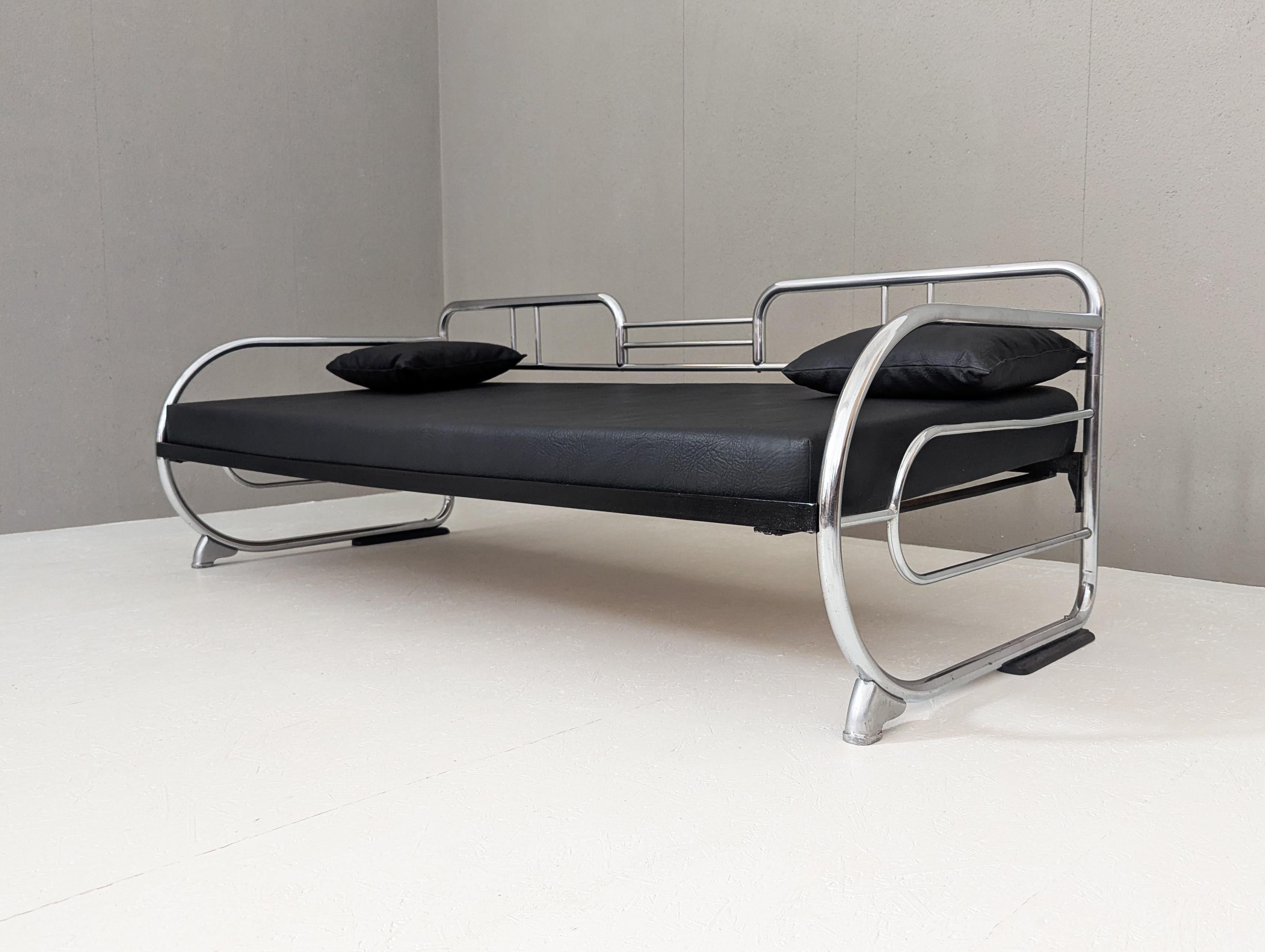 Artefact emblématique du fonctionnalisme de l'entre-deux-guerres, ce rare canapé en acier tubulaire du Bauhaus a été produit par Hynek Gottwald dans l'ancienne Tchécoslovaquie au cours des années 1930. Son cadre en acier chromé gracieusement incurvé