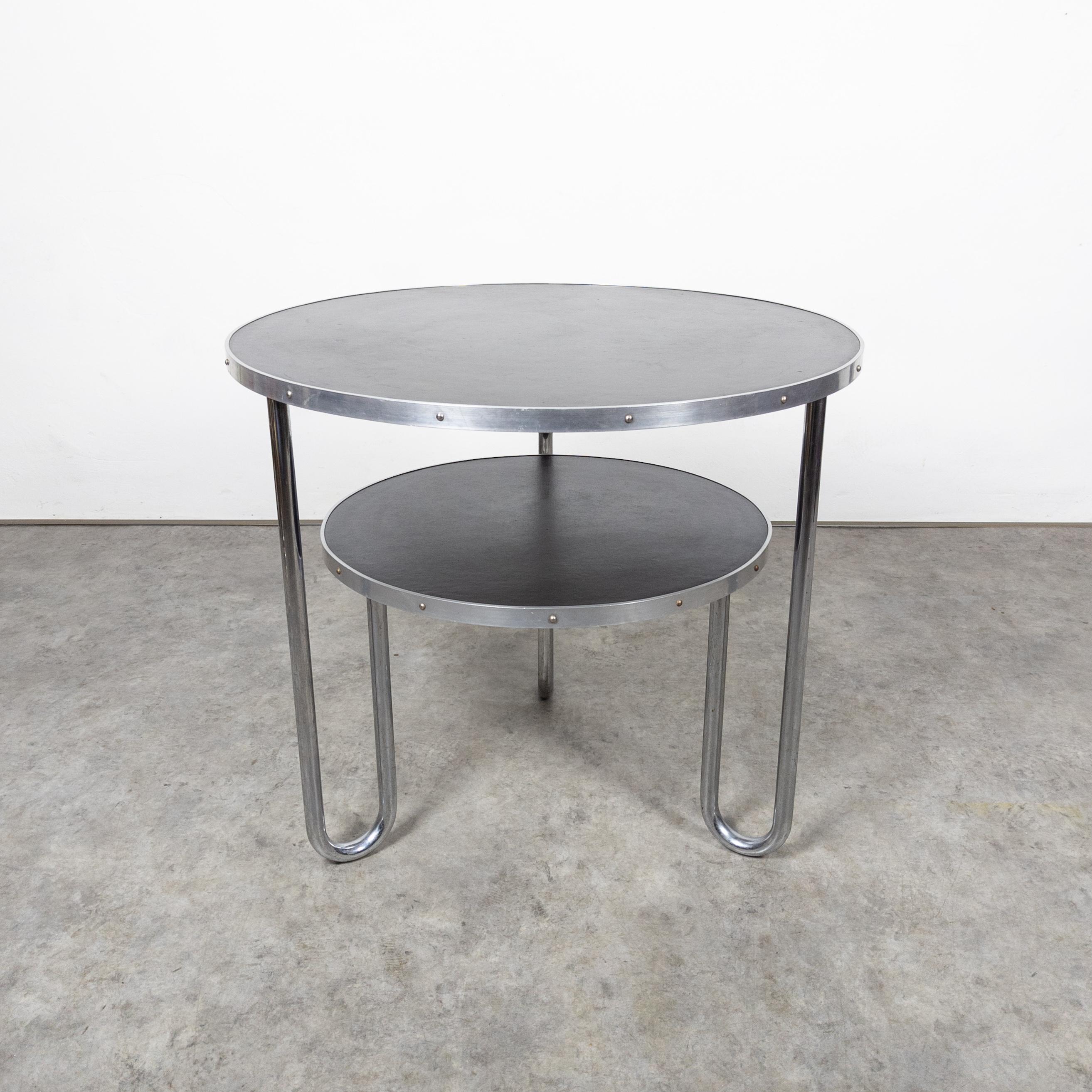 La table en acier tubulaire Bauhaus de Mauser Werke capture l'essence des principes emblématiques du design Bauhaus. Marquée par des lignes épurées et une esthétique minimaliste, cette table présente une structure en acier tubulaire épurée qui allie