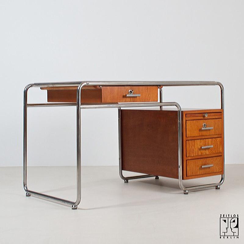The offered tubular steel Bauhaus writing desk impresses with its hight class design. It has been professionally refurbished and is free of any defects and ready for a daily use. An additional shelf witch is integrated inside the container frame