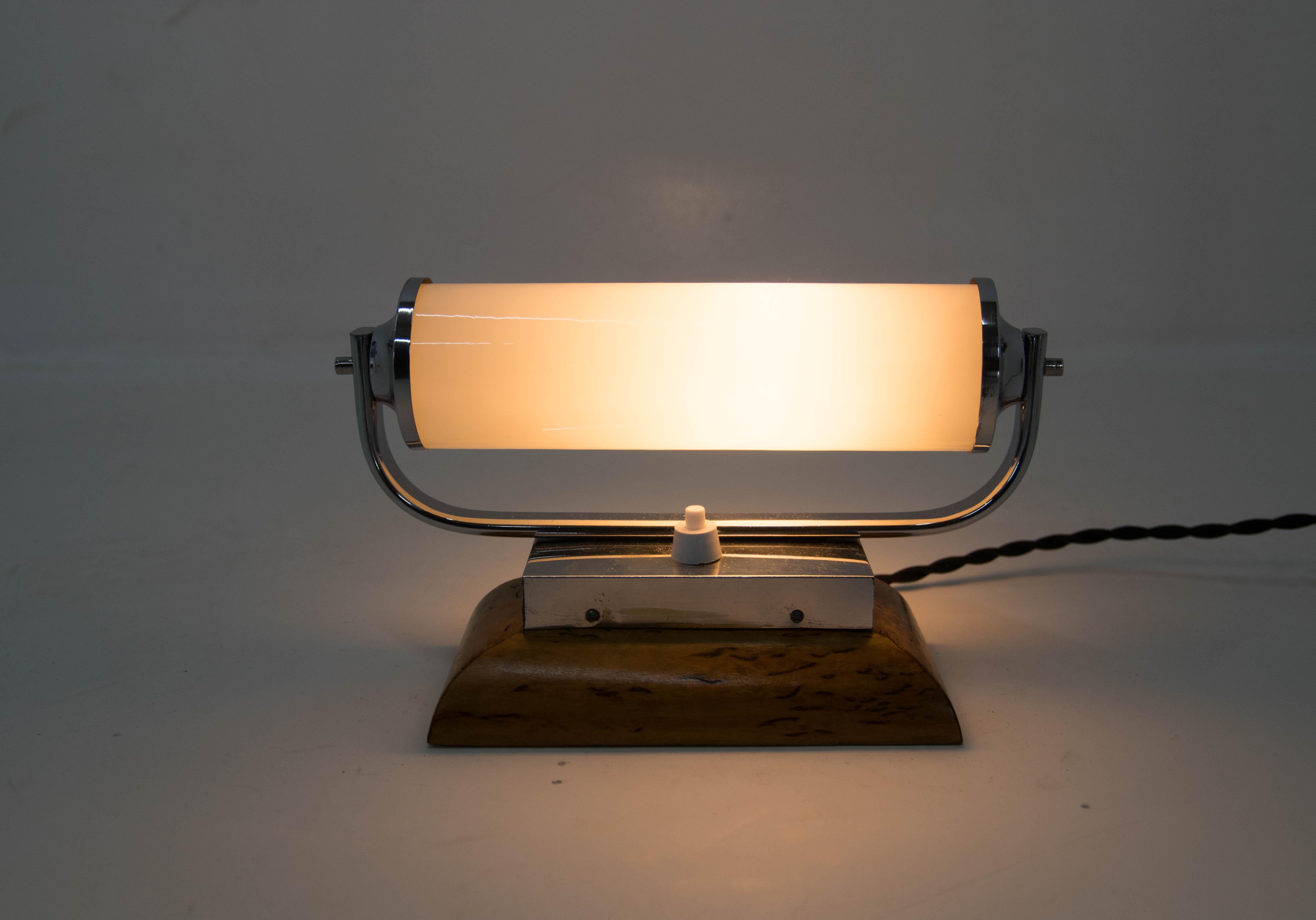 Tchèque Lampe de bureau tubulaire Bauhaus, années 1930, restaurée en vente