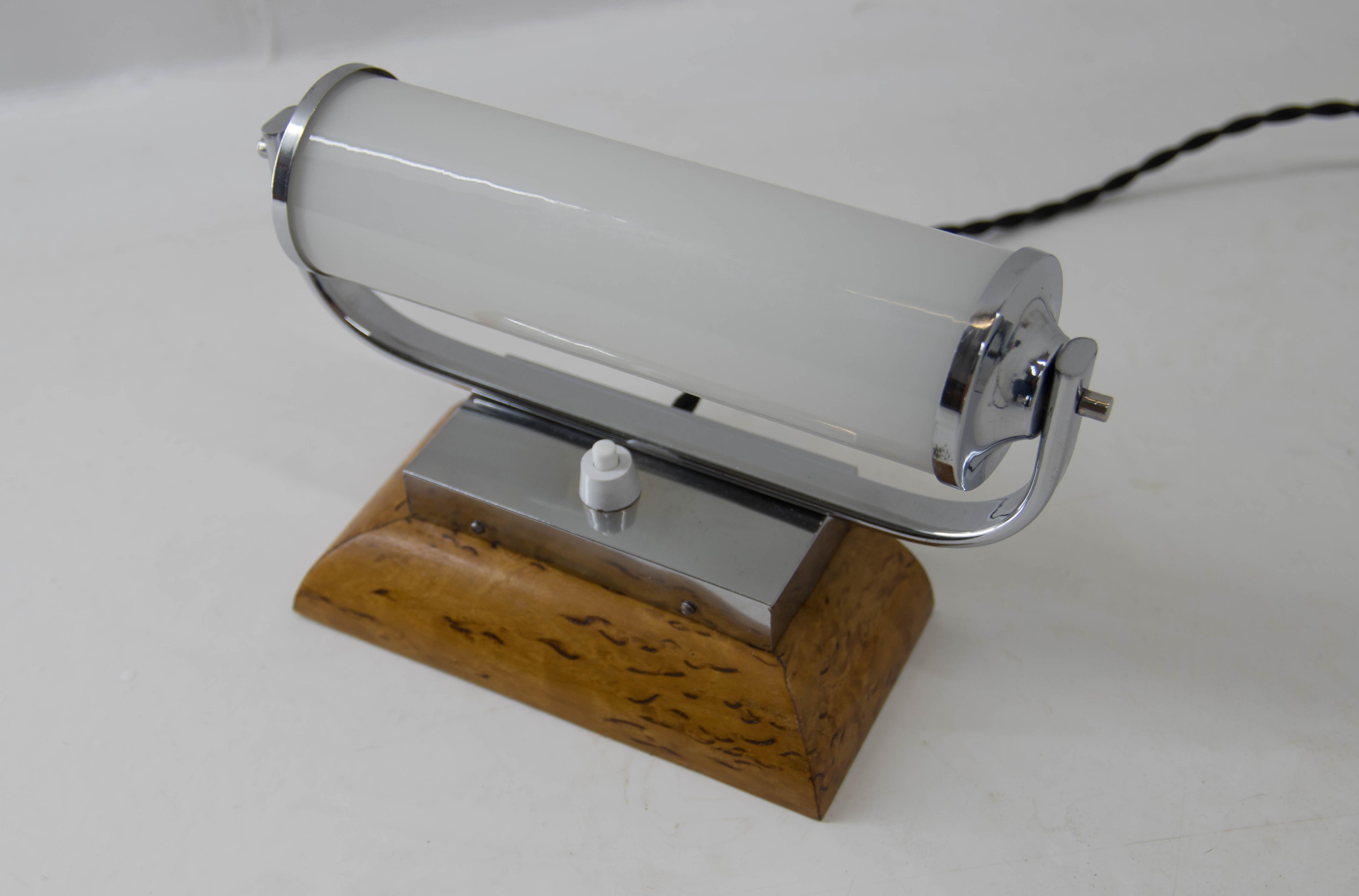 Bauhaus-Tischlampe mit röhrenförmiger Fassung, 1930er Jahre, restauriert (Opalglas) im Angebot