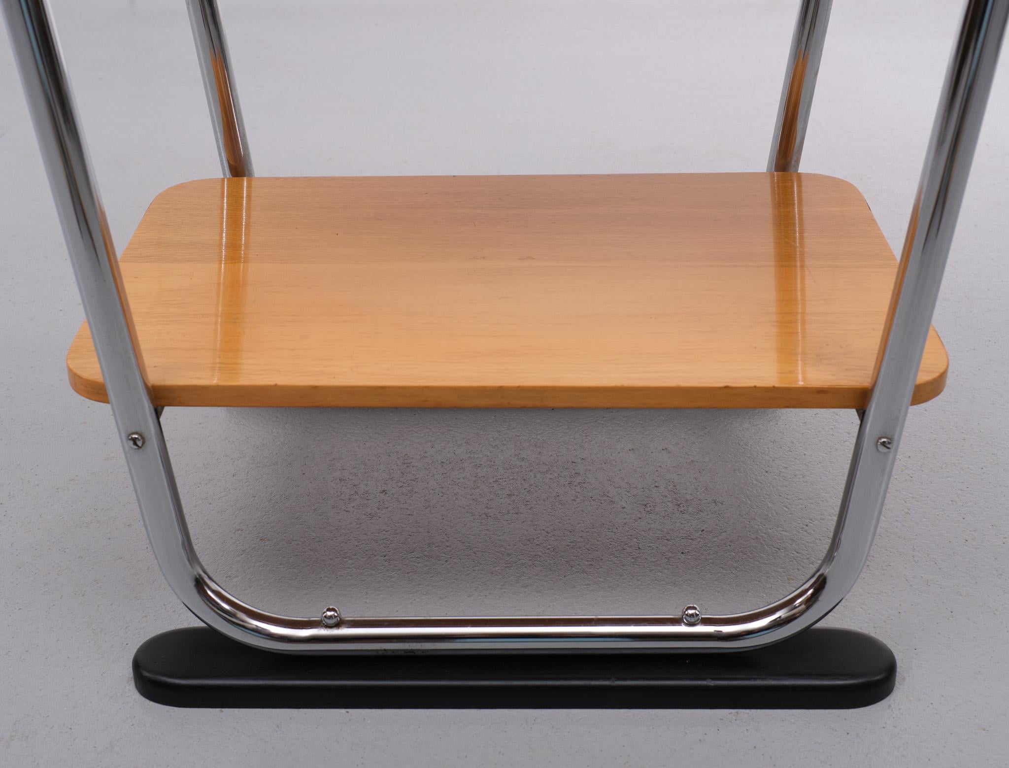 Milieu du XXe siècle Table d'appoint Bauhaus à deux niveaux 1930s Allemagne en vente