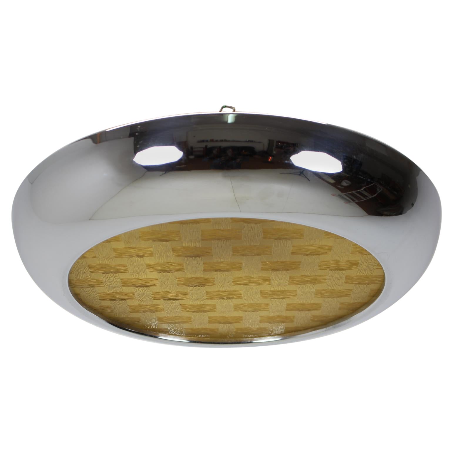Prodotto in Cecoslovacchia
Realizzato in vetro, cromo
Con patina invecchiata
Nuovo cablaggio
4x 60W, presa E27 o E26
Rilucidato
Condizioni originali.
-Possiamo sostituire la barra centrale con una più lunga.