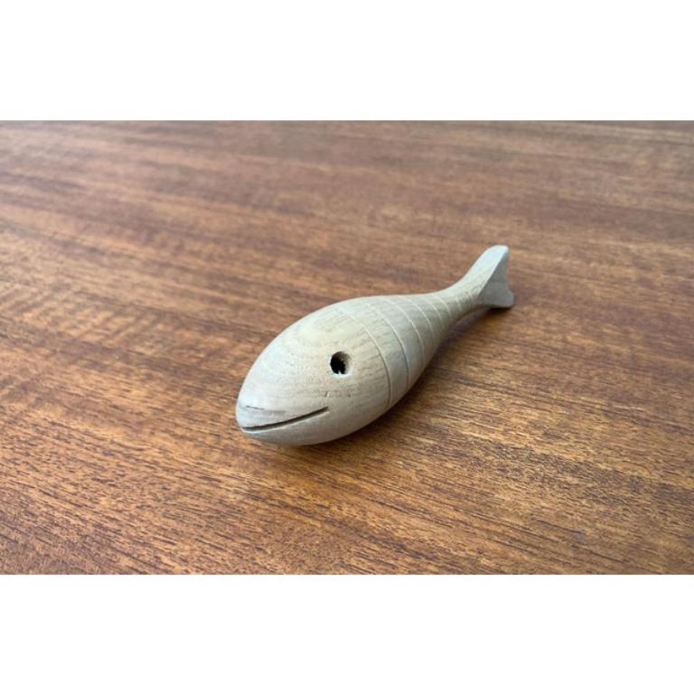 Hochet à poisson Bauhaus de Hugo Kükelhaus pour Hohenfried Werkstätten, années 1940, en très bon état. Vintage By de 1920 à 1949 : preuves officielles d'authenticité telles que les catalogues d'époque, les dossiers de créateurs.

Informations