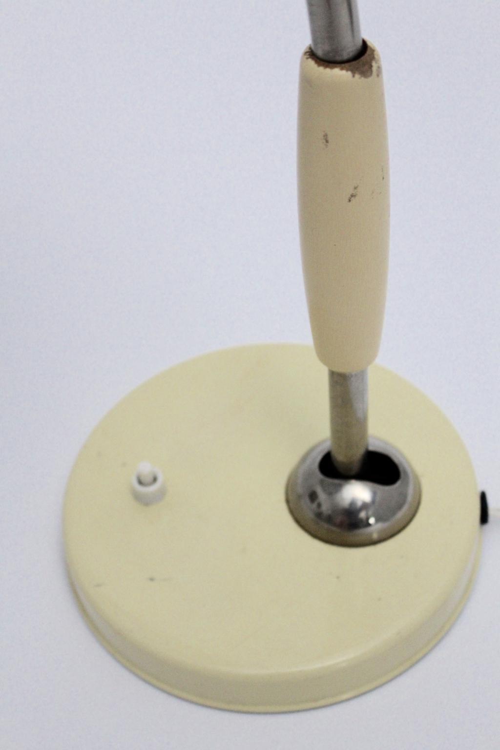 Lampe de bureau Bauhaus vintage en bois et métal blanc cassé TL 322 Christian Dell, 1933 en vente 4