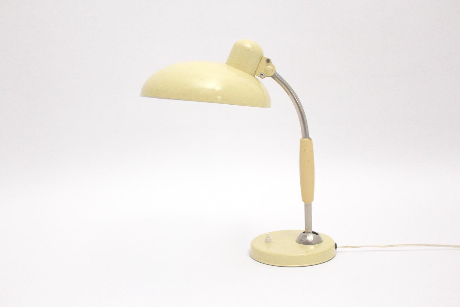 Allemand Lampe de bureau Bauhaus vintage en bois et métal blanc cassé TL 322 Christian Dell, 1933 en vente