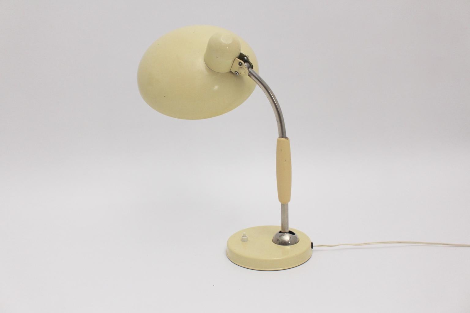 Lampe de bureau Bauhaus vintage en bois et métal blanc cassé TL 322 Christian Dell, 1933 Bon état - En vente à Vienna, AT