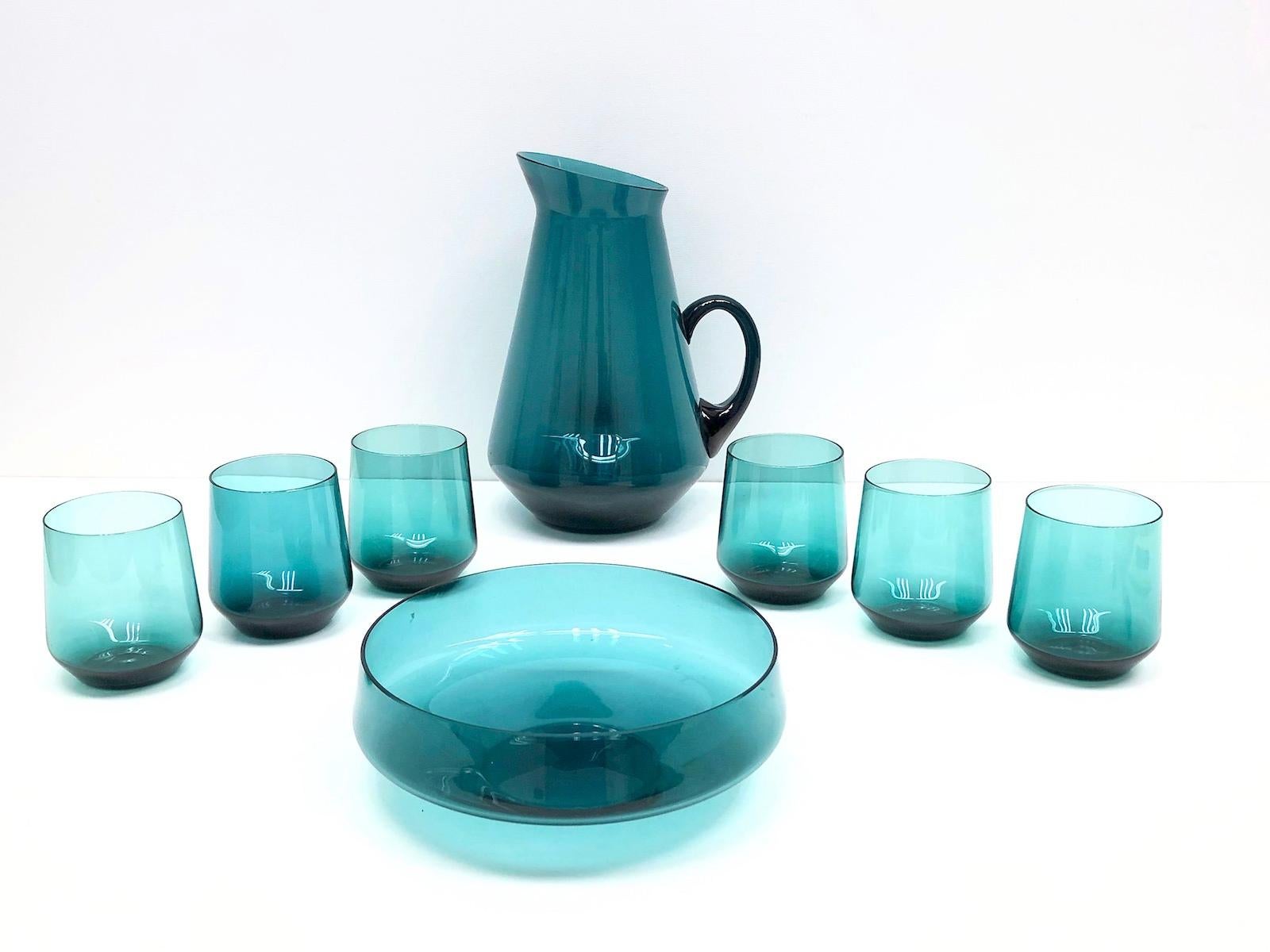 Beautiful Bauhaus design juice jug, drinking glasses and fruit bowl set. Designed in the minimalist style of Wilhelm Wagenfeld. Made in the midcentury era (1950s) in Germany. A very beautiful set in Turmalin color. Attributed to WMF Glass, Germany.
