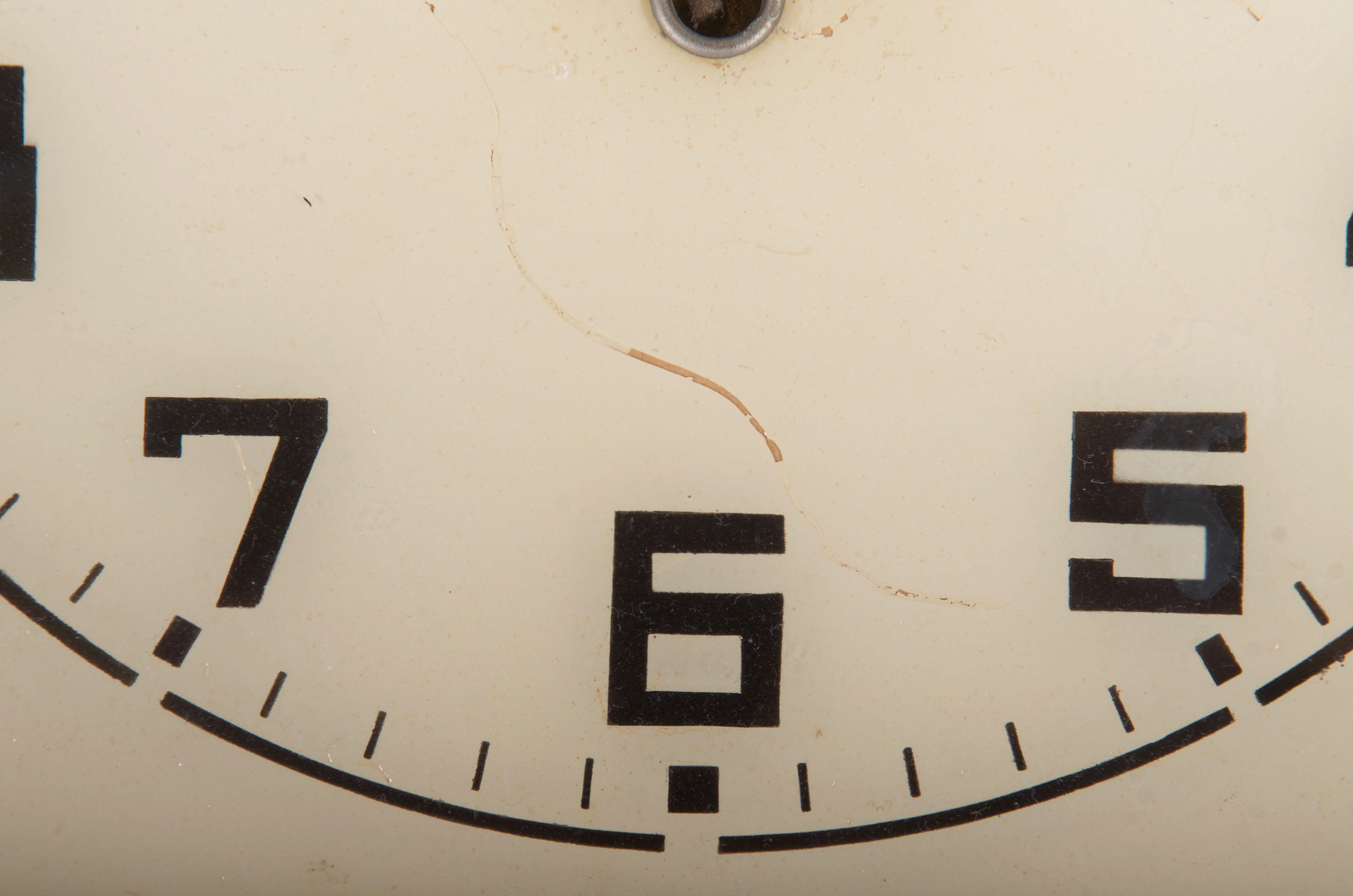 Wooden frame with crème glass and black digits caught in steel made probably by Kienzle in the 1930s. The original movement was changed to an electric one powered by a small battery.
Delivery time 2-3 weeks.