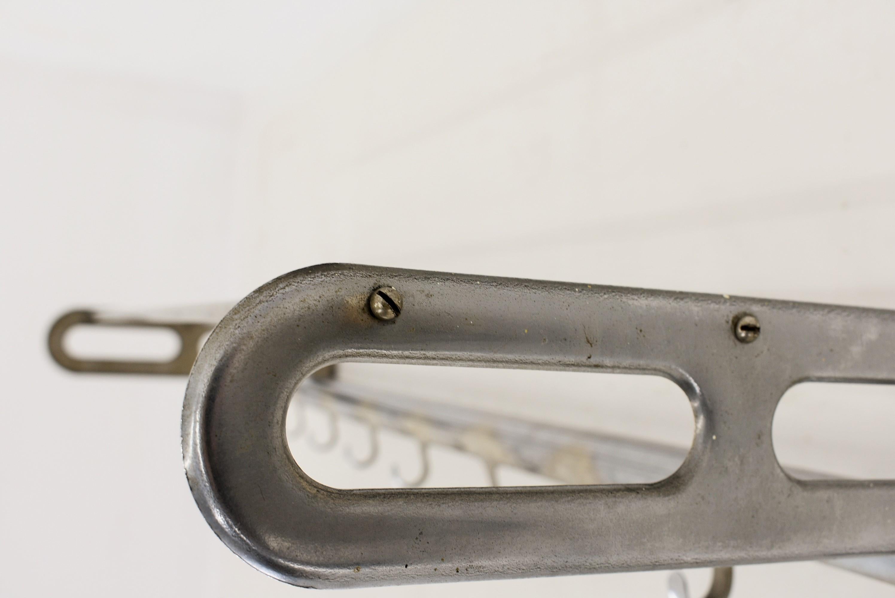 Bauhaus long coat hanger.
Cleaned.
Chrome with age patina.