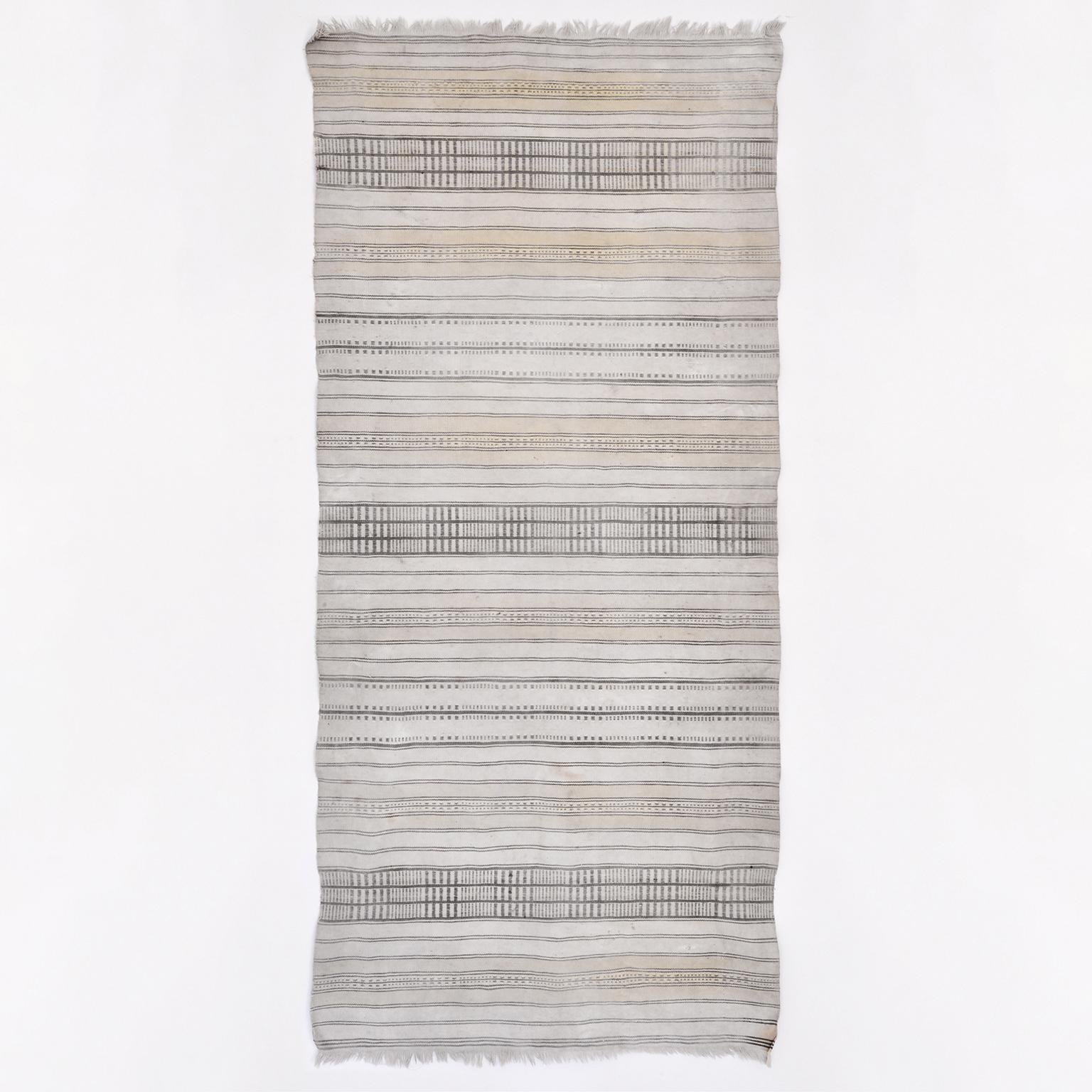 Tappeti da parete in cotone a tessitura piatta realizzati a mano dal laboratorio di tessitura Bauhaus. 