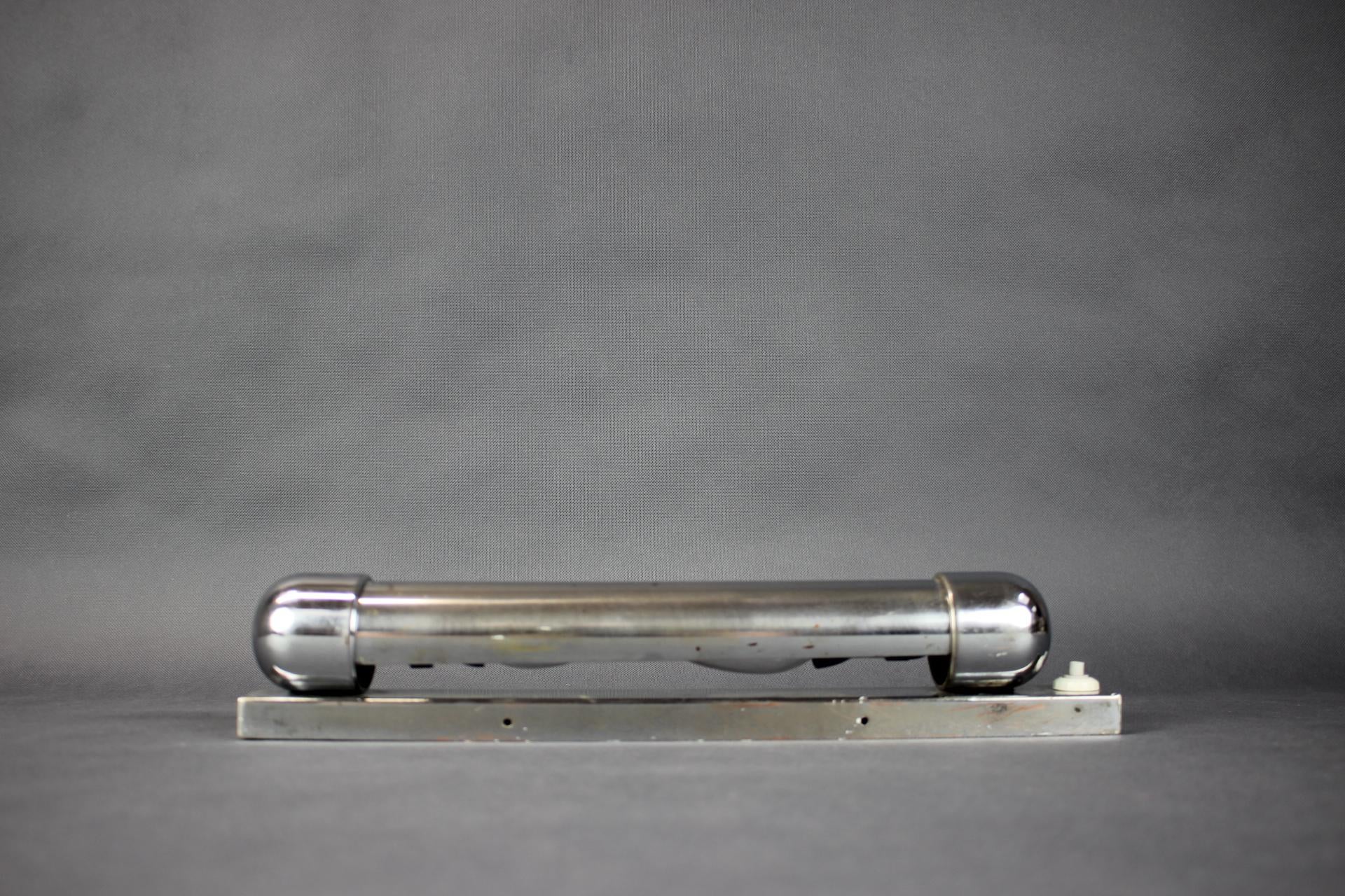 - Aplique Bauhaus de mediados de siglo de Napako, Checoslovaquia,
- de metal y cristal,
- presenta signos de desgaste y envejecimiento (arañazos, etc.),
- en buen estado original,
- 2x  Bombilla E14
- Compatible con cableado de EE.UU.