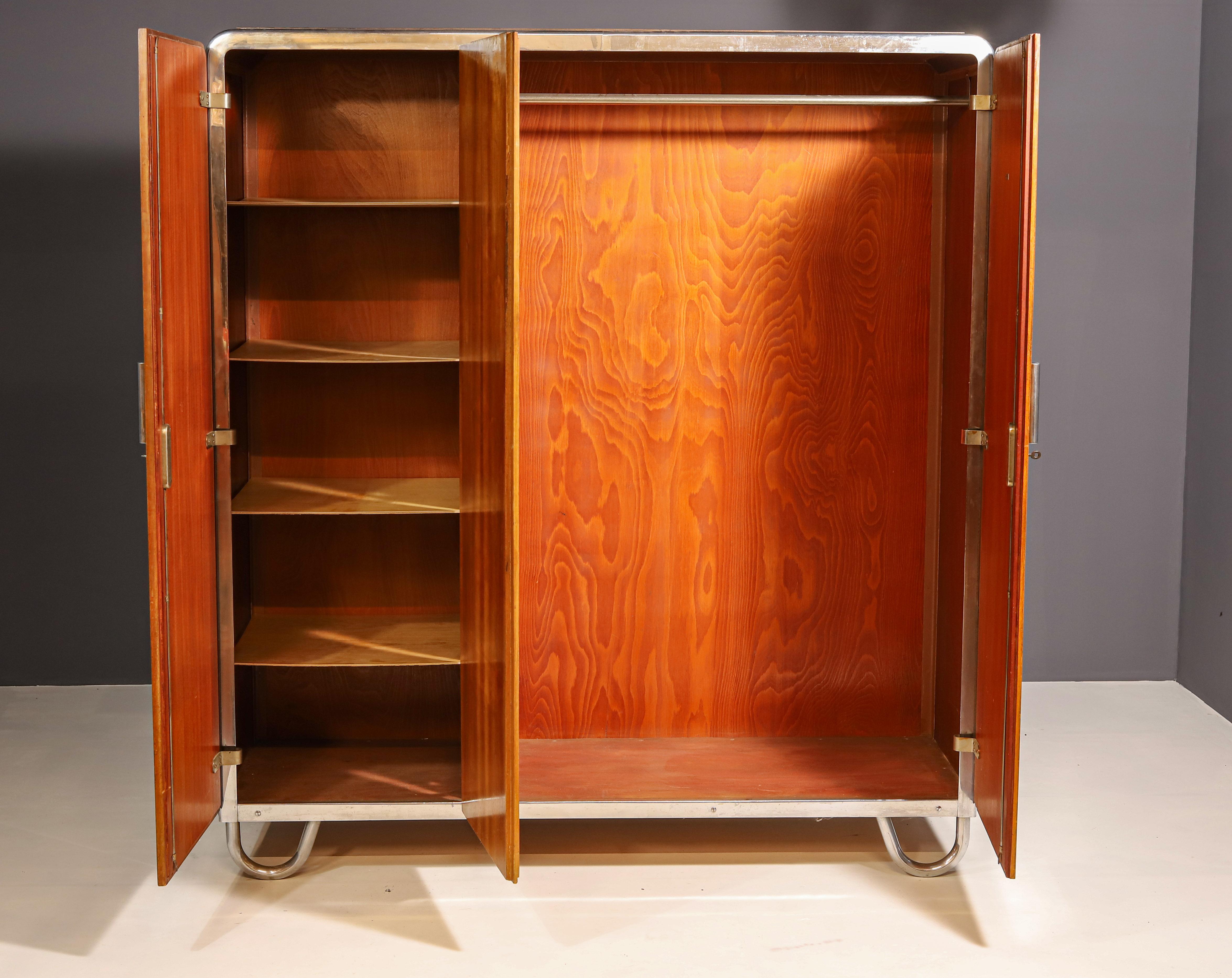 Placcato Armadio Bauhaus di Robert Slezák, 1930, Bohemia in vendita
