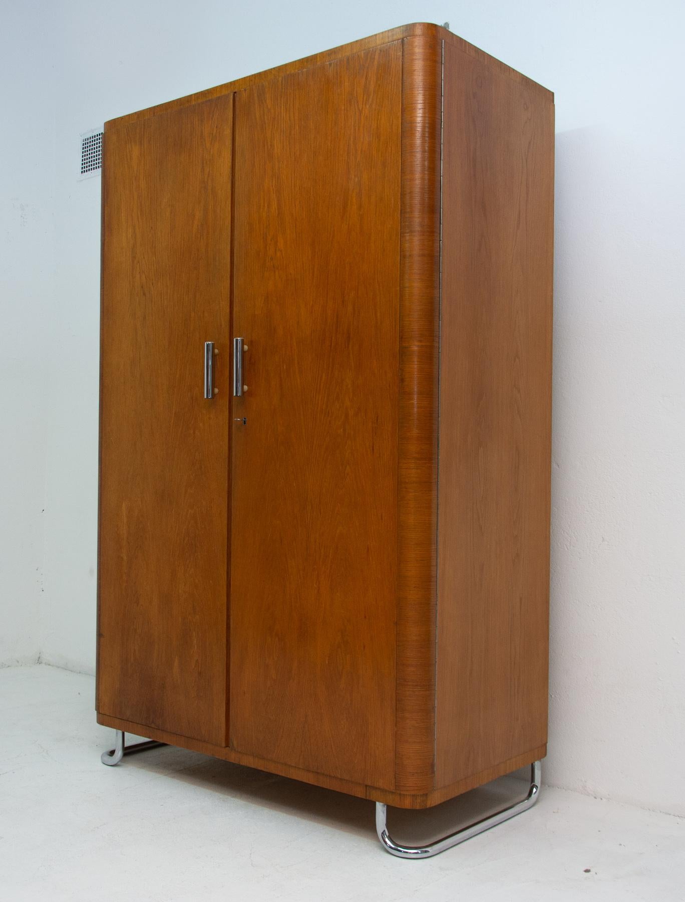 Garderobe mit Chromelementen aus der Bauhaus-Zeit. Es wurde in der ehemaligen Tschechoslowakei hergestellt. In den 1930er Jahren von Vichr & spol entworfen und in den 1950er Jahren von der Firma Kovona hergestellt.
Dies ist ein typisches Beispiel