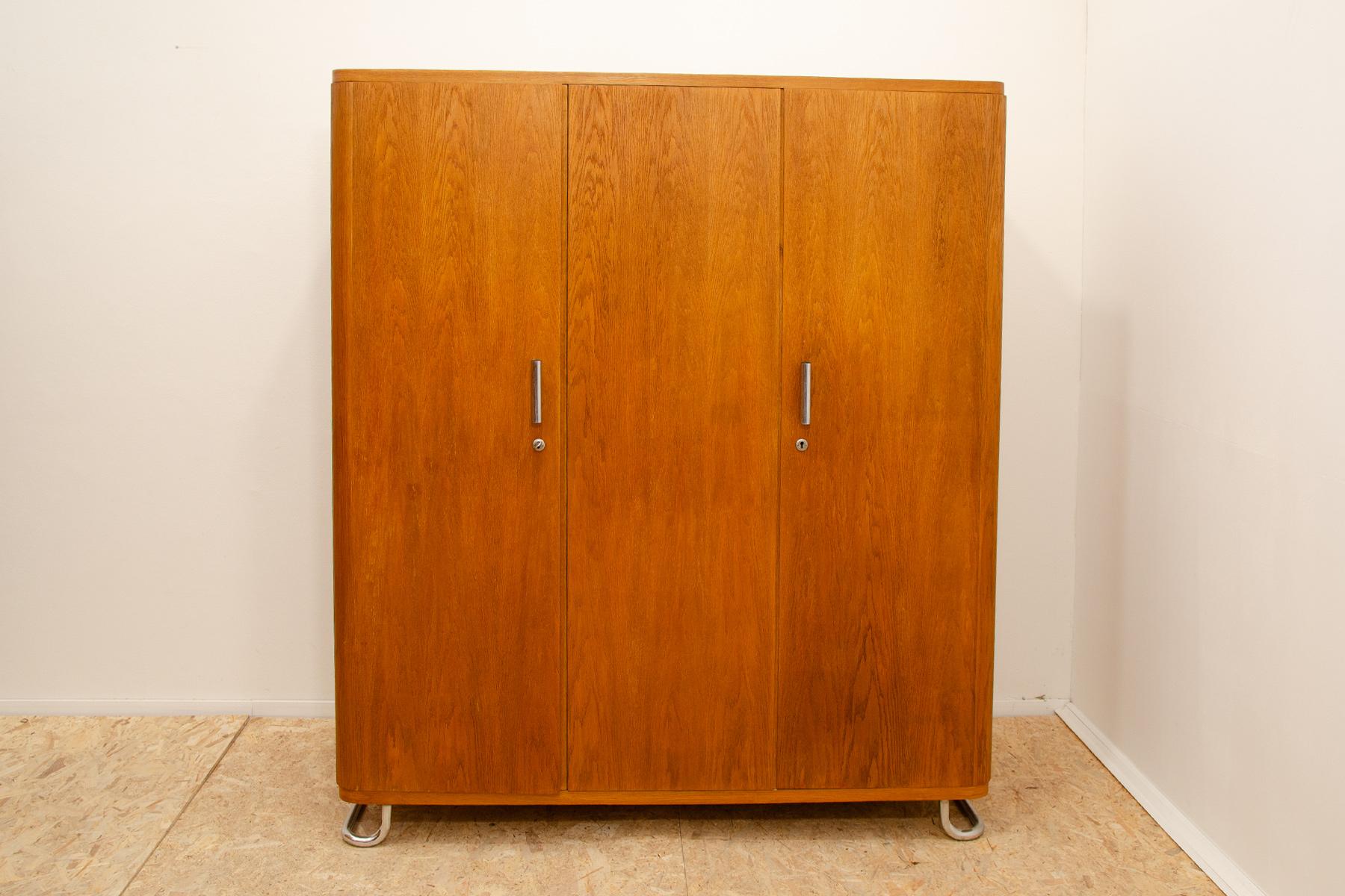Garderobe mit Chromelementen aus der Bauhaus-Zeit. Es wurde in der ehemaligen Tschechoslowakei hergestellt. In den 1930er Jahren von Vichr & spol entworfen und in den 1950er Jahren von der Firma Kovona hergestellt.
Dies ist ein typisches Beispiel