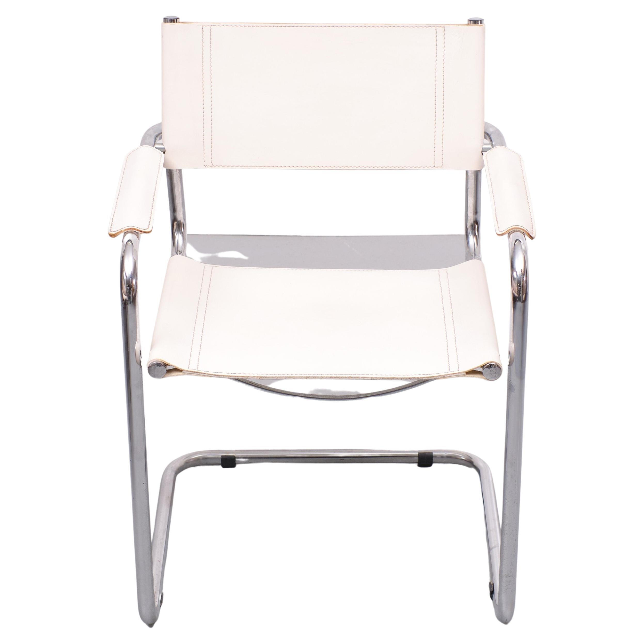 This classic MG5 cantilever chair was designed by Matteo Grassi for Centro Studio. This Bauhaus style chair were originally manufactured in Italy during the 1960s. The chair feature beautiful and thick White leather seating, back and armrests. The