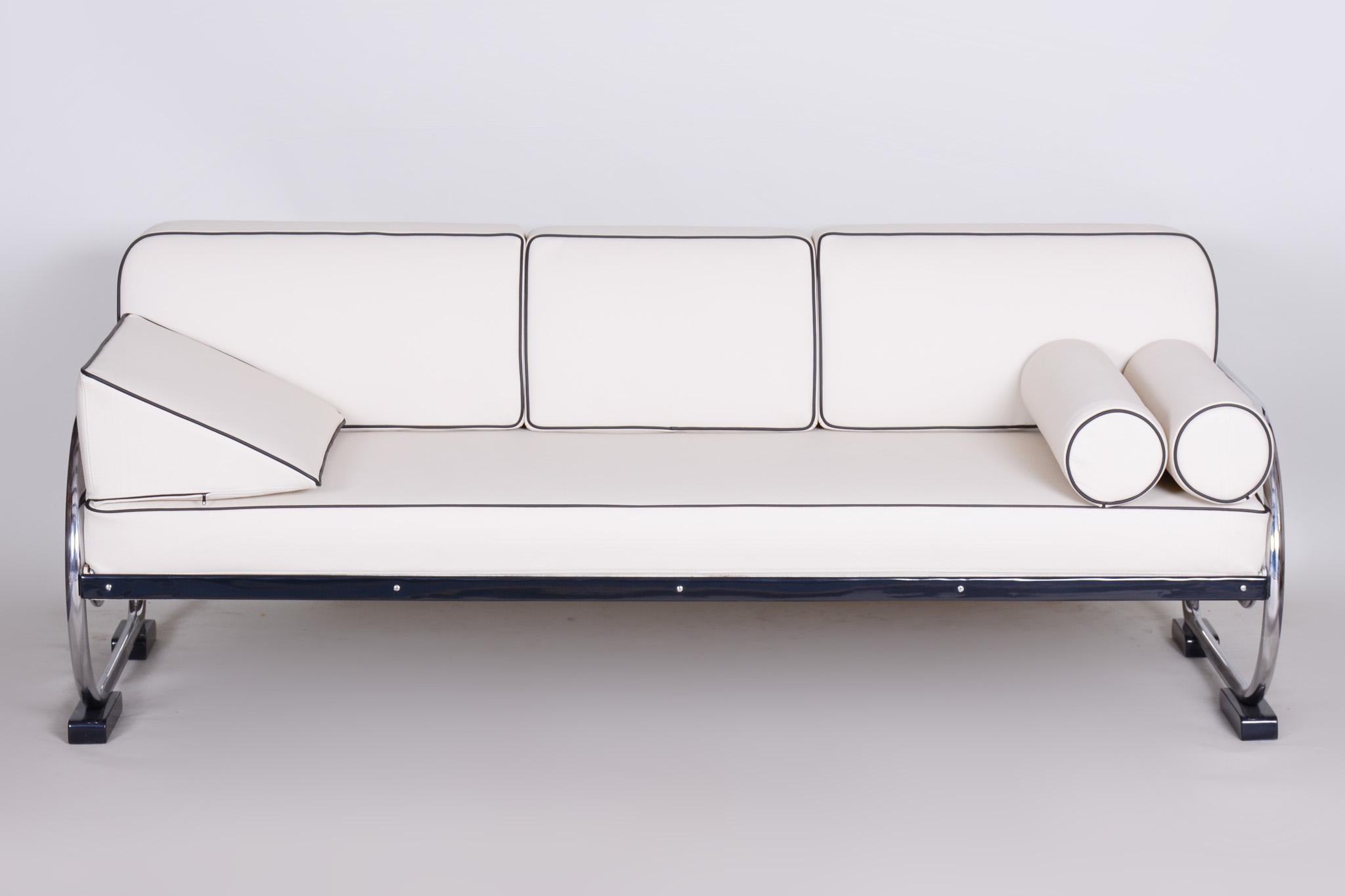 Sofa im Bauhaus-Stil mit einem Gestell aus lackiertem Holz und verchromtem Stahlrohr.
Hergestellt von Robert Slezák in den 1930er Jahren.
Das verchromte Stahlrohr ist in perfektem Originalzustand.
Gepolstert mit hochwertigem weißem