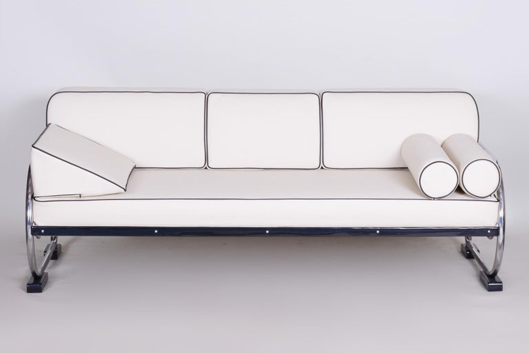 Bauhaus style sofa with a lacquered wood and chrome tubular steel frame.
Manufactured by Robert Slezák in the 1930s.
Chrome tubular steel is in perfect original condition.
Upholstered to high quality White leather.
Source: Czechie