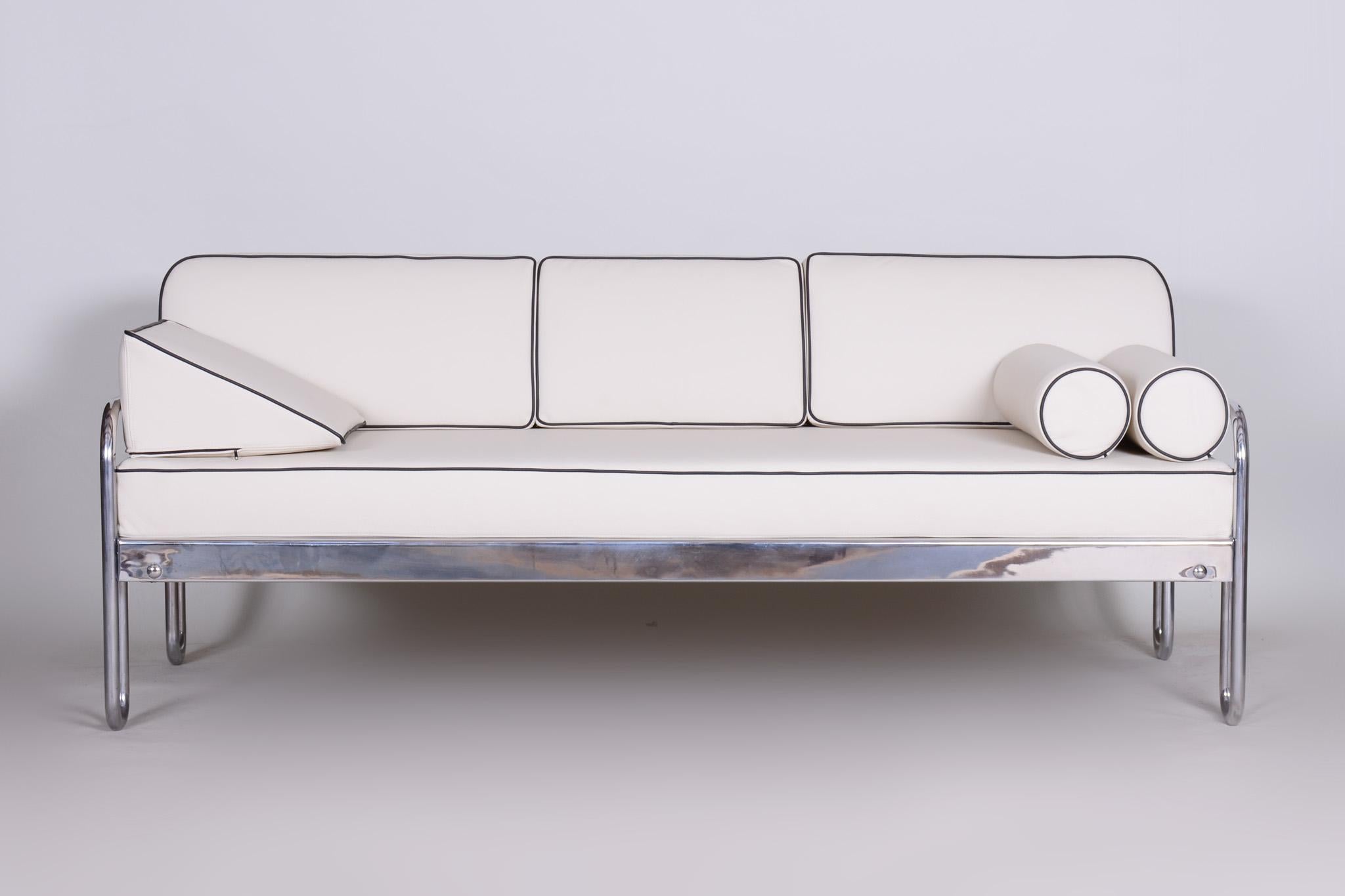 Bauhaus style sofa with a lacquered wood and chrome tubular steel frame.
Manufactured by Robert Slezák in the 1930s.
Chrome tubular steel is in perfect original condition.
Upholstered to high quality White leather.
Source: Czechia