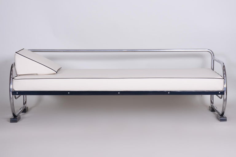 Bauhaus White Tubular Chrome Sofa by Robert Slezák, Design by Thonet, 1930s In Good Condition For Sale In Horomerice, CZ
