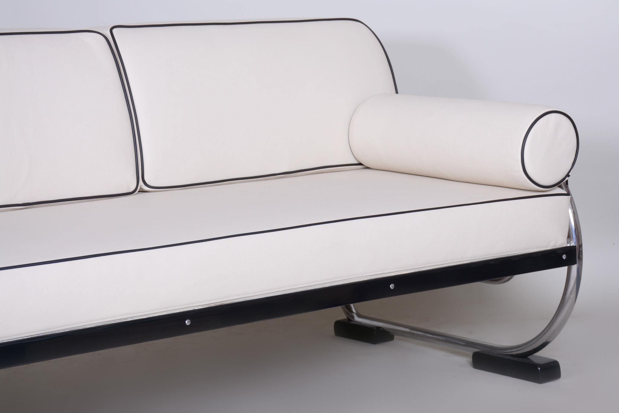 Bauhaus White Tubular Chrome Sofa by Robert Slezák, Design by Thonet, 1930s In Good Condition For Sale In Horomerice, CZ