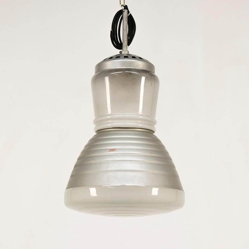 
Lampade a sospensione uniche del periodo Bauhaus, disegnate da Adolf Meyer per Zeiss Ikon. I paralumi sono realizzati in vetro di mercurio e venivano spesso utilizzati nelle fabbriche e nei negozi perché il vetro specchiato produce una luce