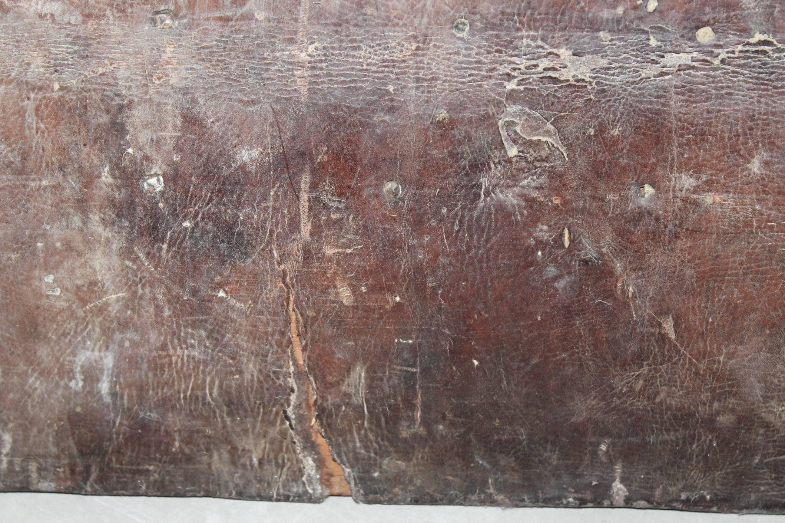 Coffre à dôme en cuir gravé péruvien du 18e siècle daté de 1767 en vente 5