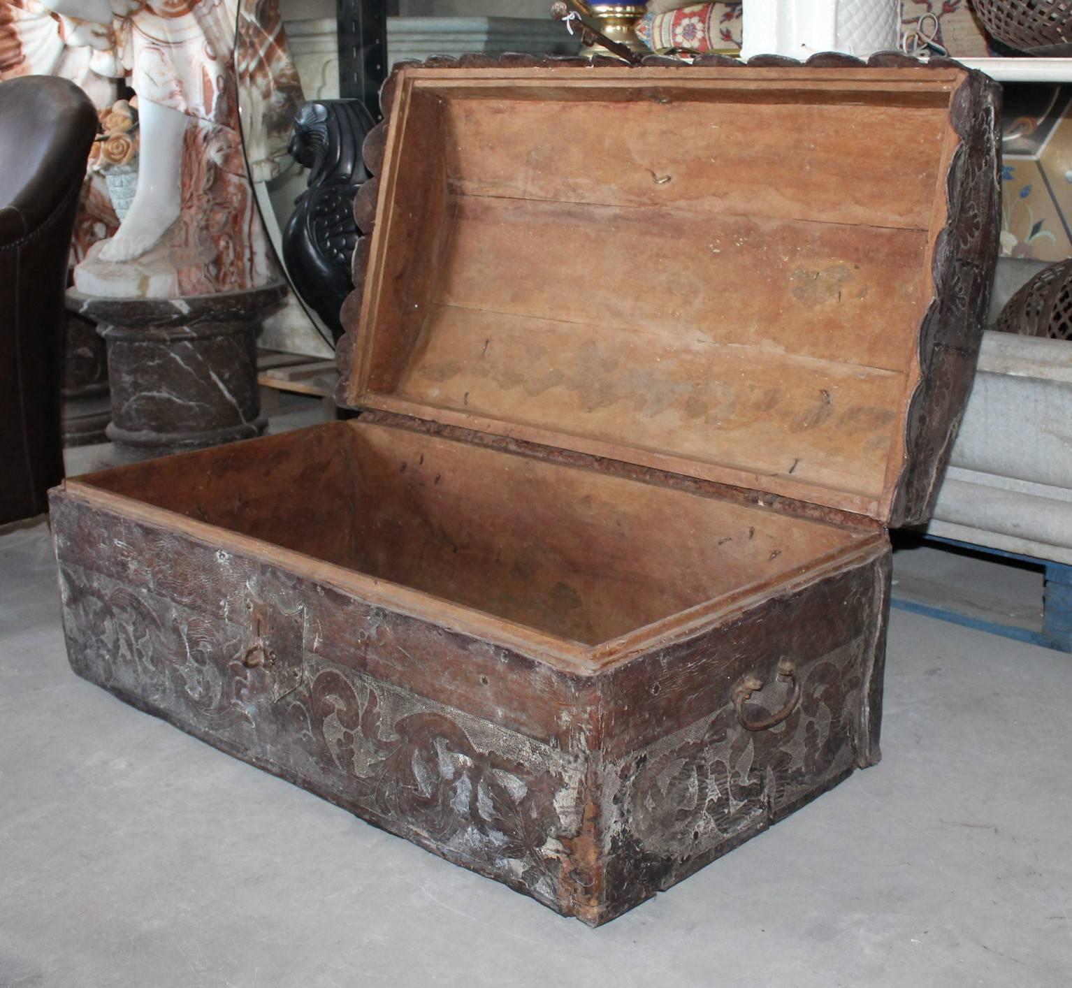 Péruvien Coffre à dôme en cuir gravé péruvien du 18e siècle daté de 1767 en vente